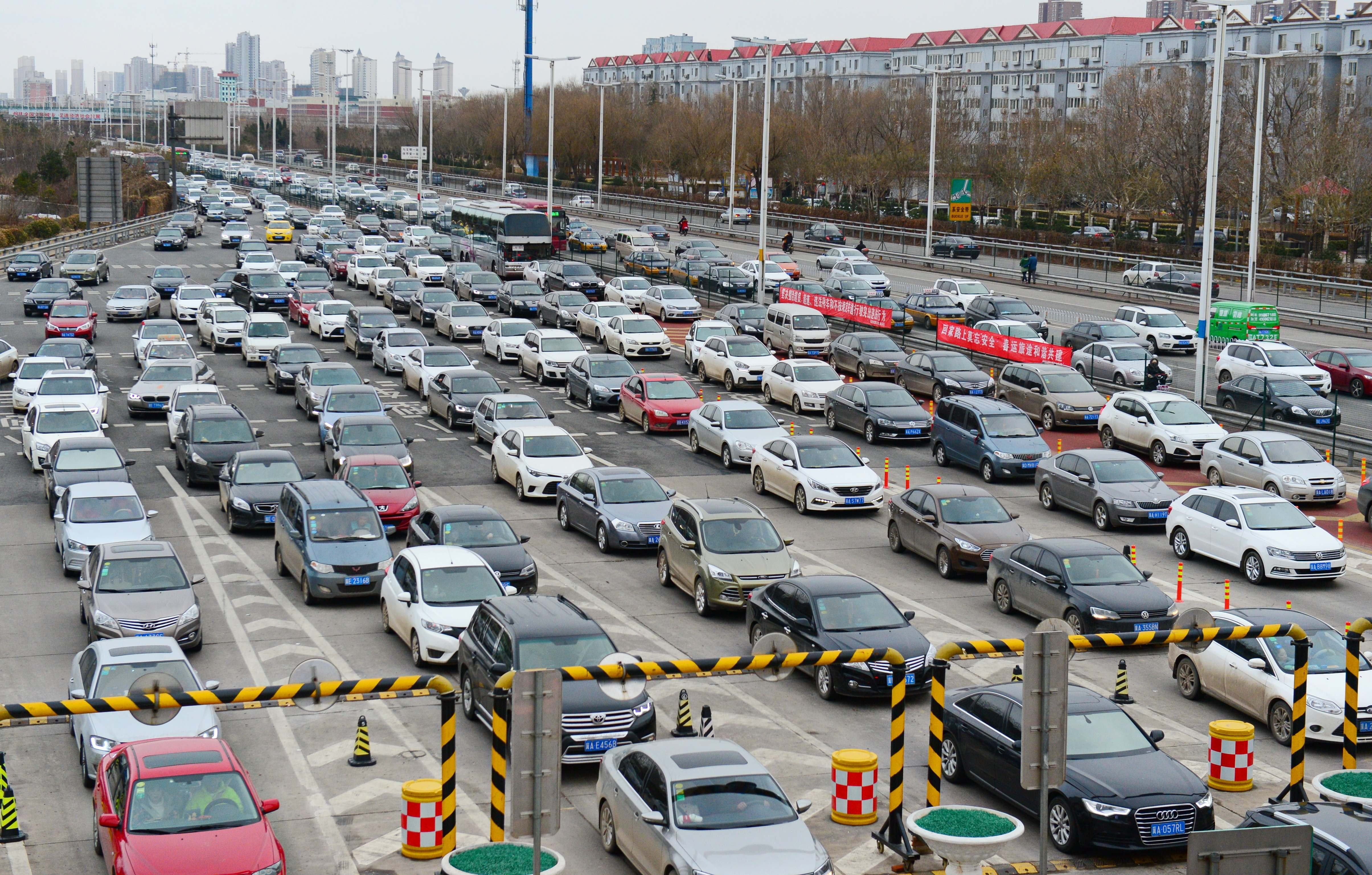 Technology is increasingly disrupting the traditional car-buying industry in China. Photo: Xinhua