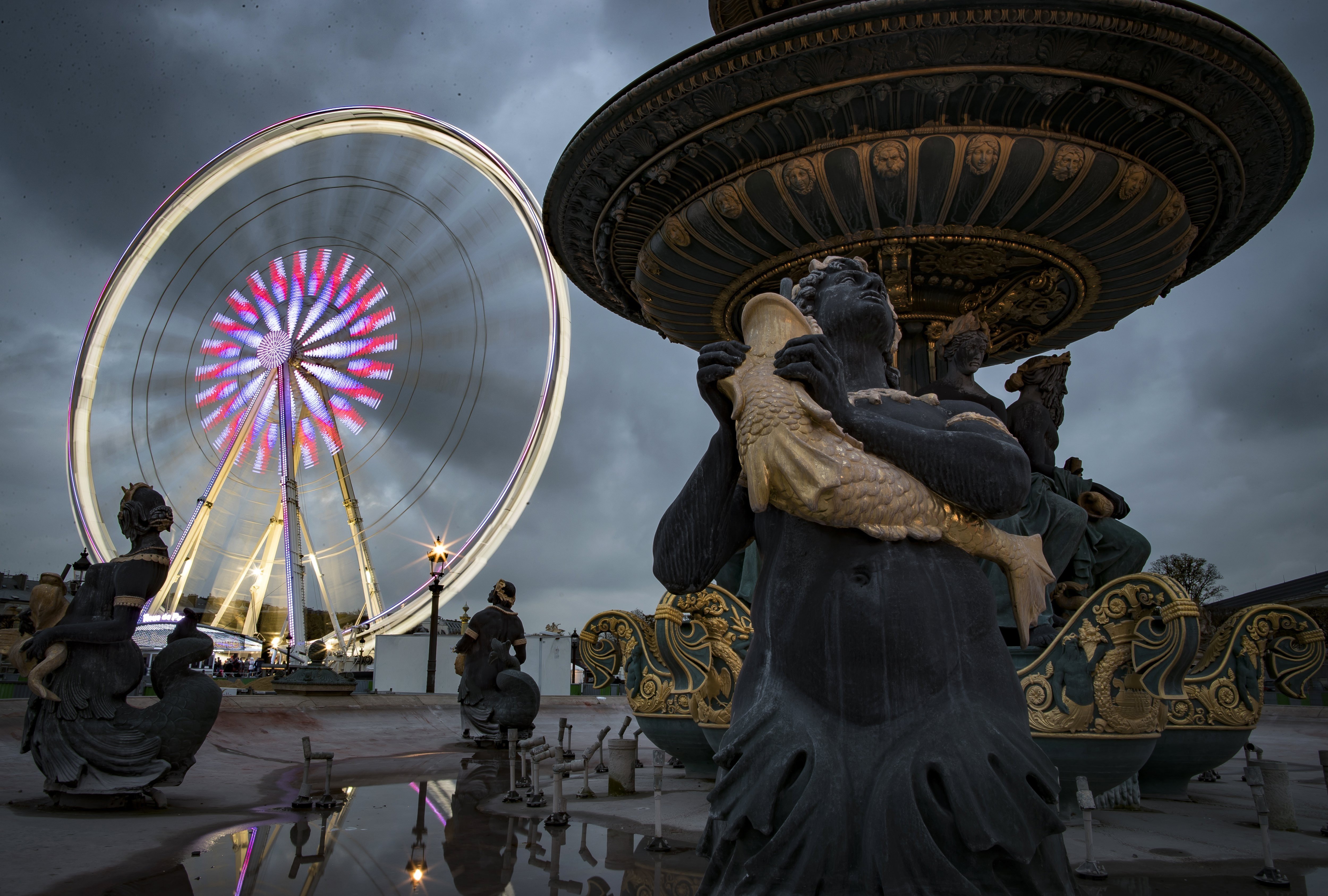 The London Eye and La Grande Roue de Paris Ferris Wheels