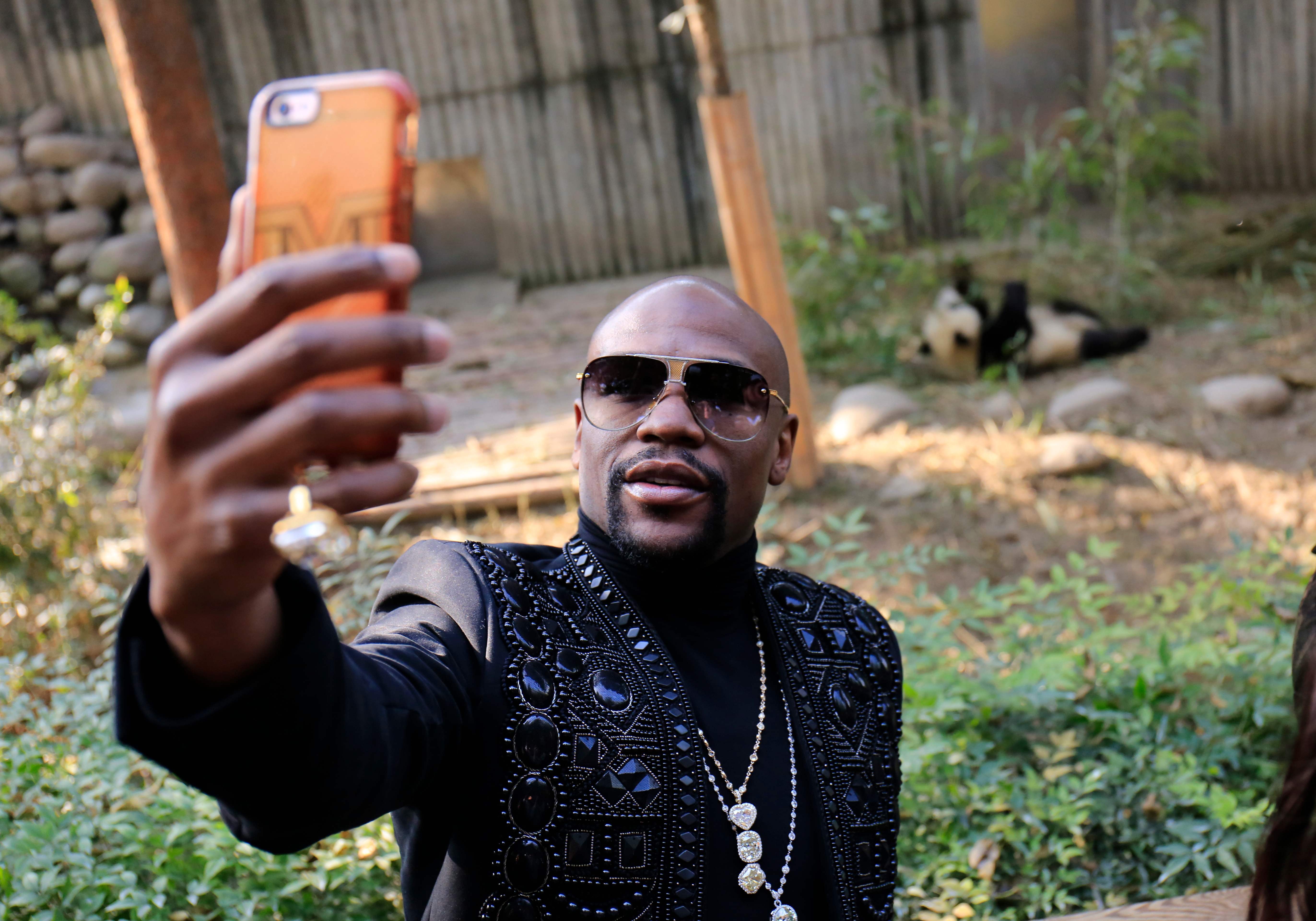 Floyd Mayweather Jnr takes a selfie with his adopted ‘TMT Floyd Mayweather’ at the Chengdu Research Base of Giant Panda Breeding while on his luxury vacation in China. Photo: AFP