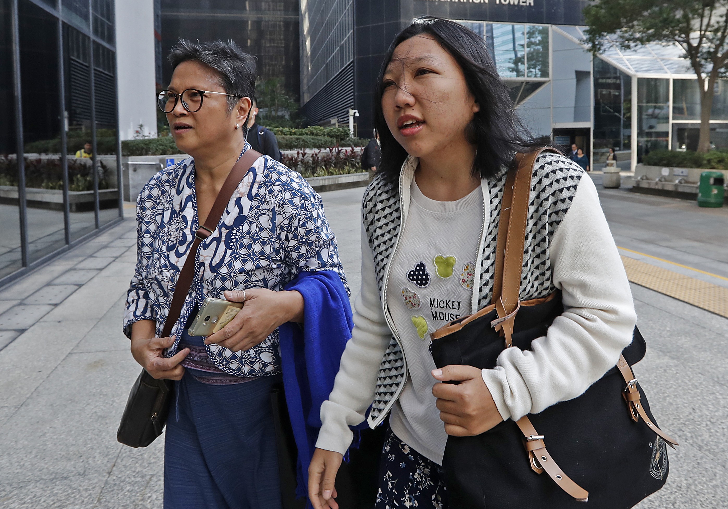 Erwiana Sulistyaningsih (right) arrives at court on Monday. Photo: Edward Wong