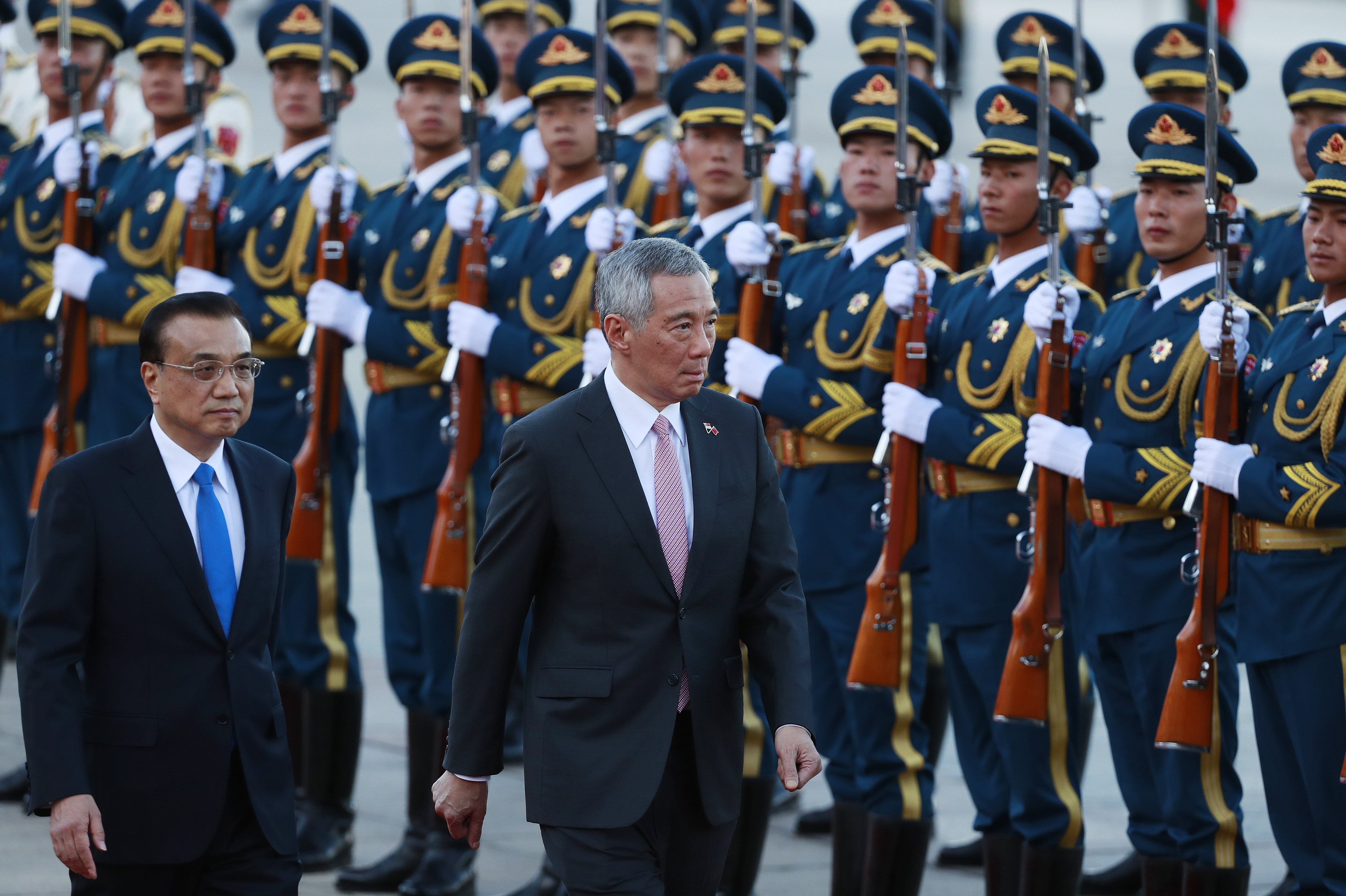 Chinese Premier Li Keqiang (left) and Singaporean Prime Minister Lee Hsien Loong during a ceremony in Beijing in September. Observers said Lee’s visit suggested relations between the two countries were back on track. Photo: EPA