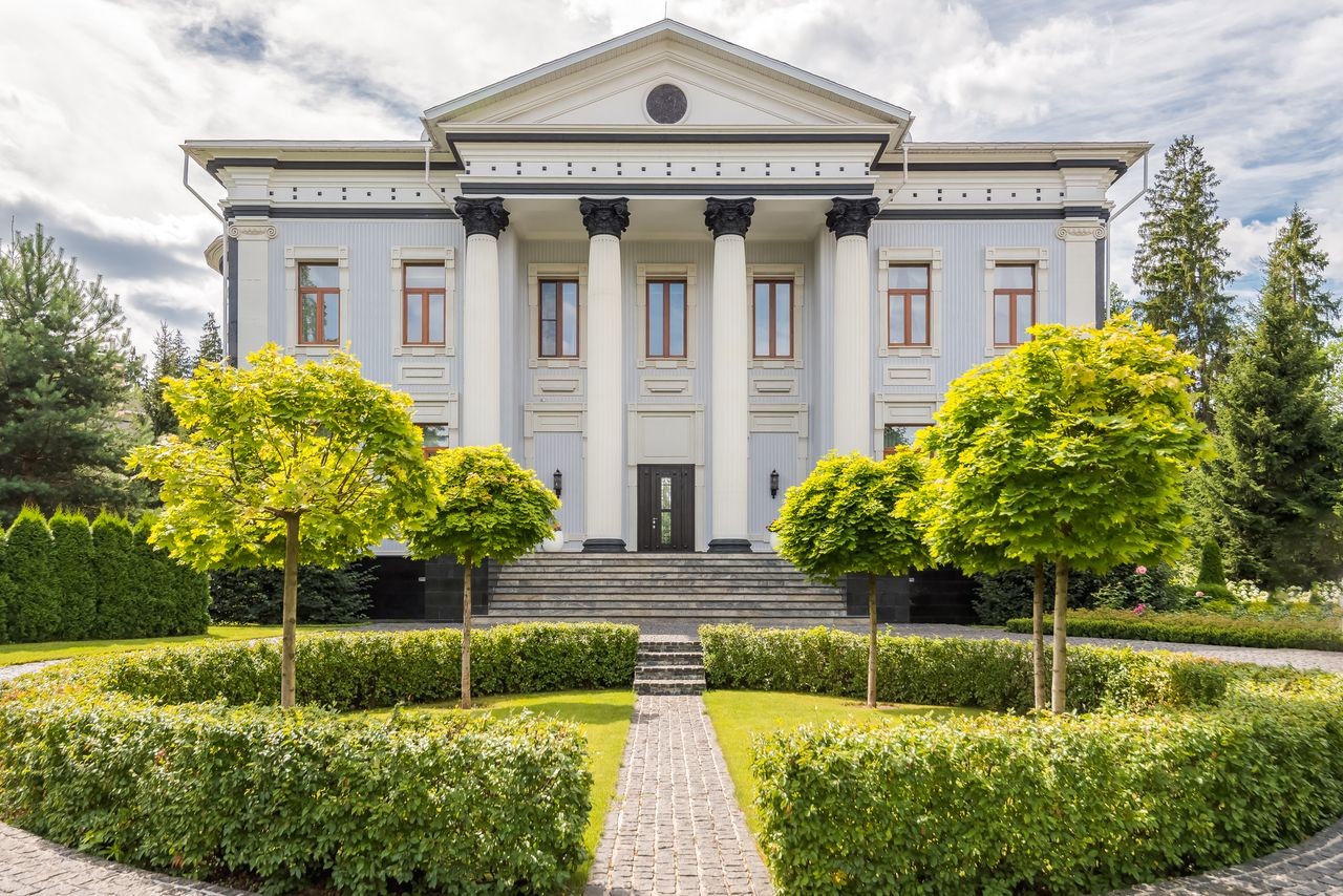 This mansion in Russia, listed by Moscow-based Kalinka Group, may be sold for bitcoin.