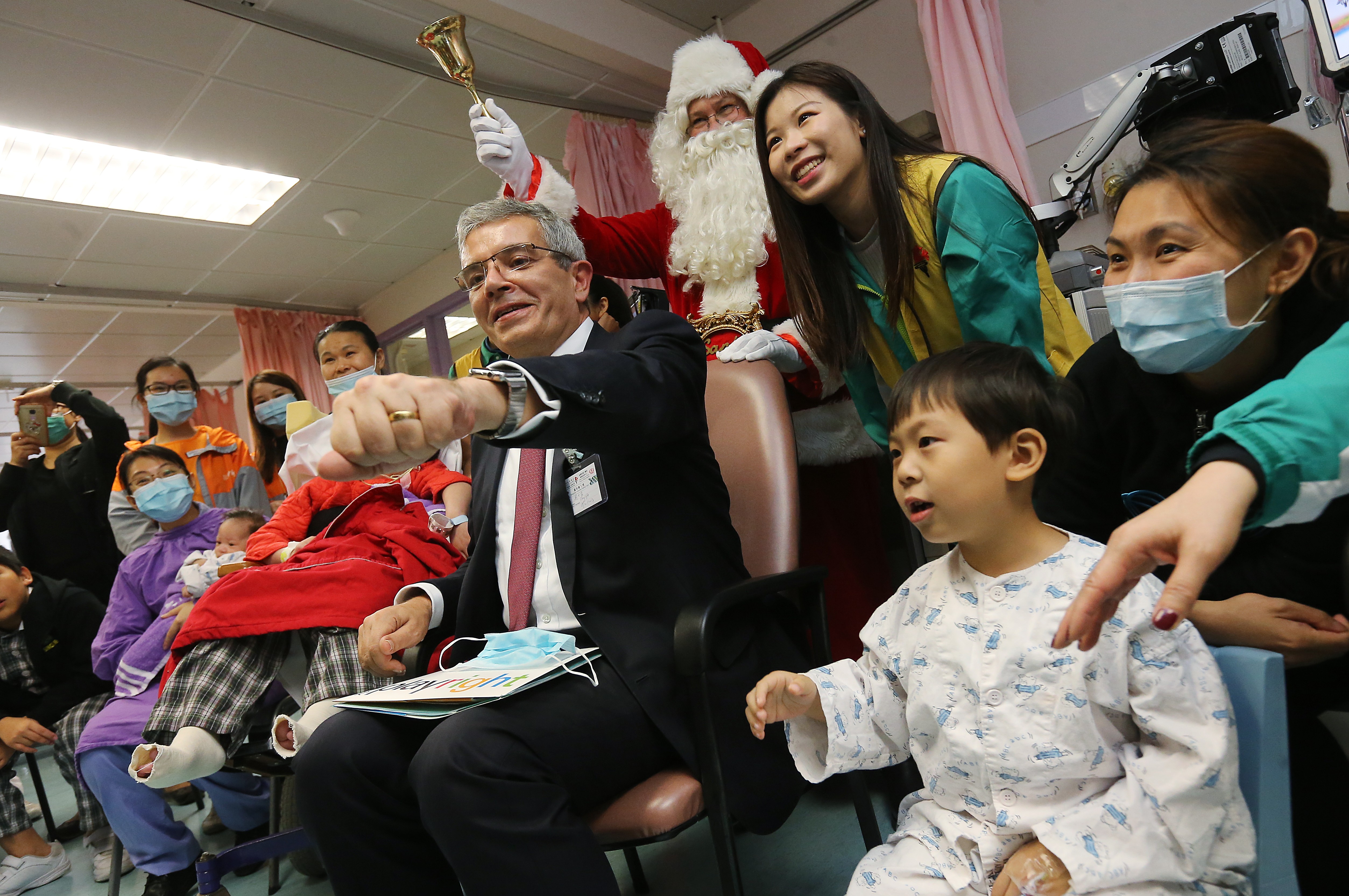 Manulife Hong Kong CEO Guy Mills (centre) with children and volunteers at Prince of Wales Hospital in Sha Tin. Photo: Dickson Lee