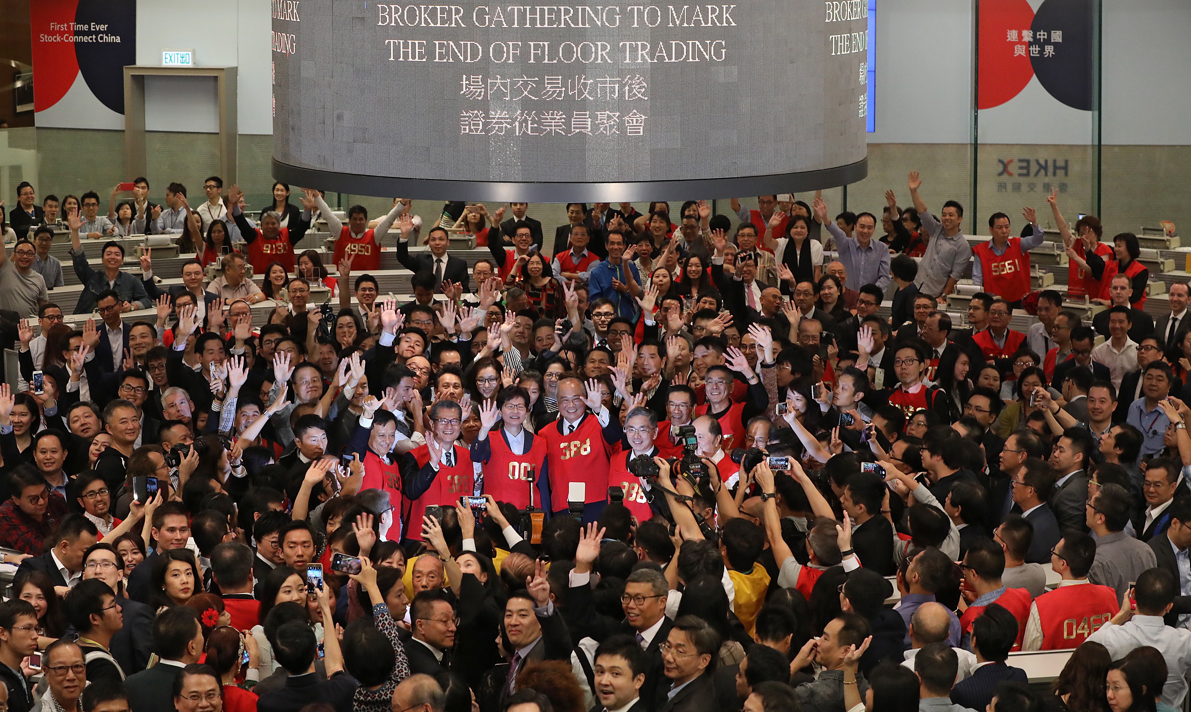 The end of an era, as floor trading ended at the Hong Kong stock exchange on October 27, 2017. All floor traders gathered alongside executives of the Hong Kong Exchanges & Clearing Limited to mark the ceremony. Photo: SCMP/Edward Wong.
