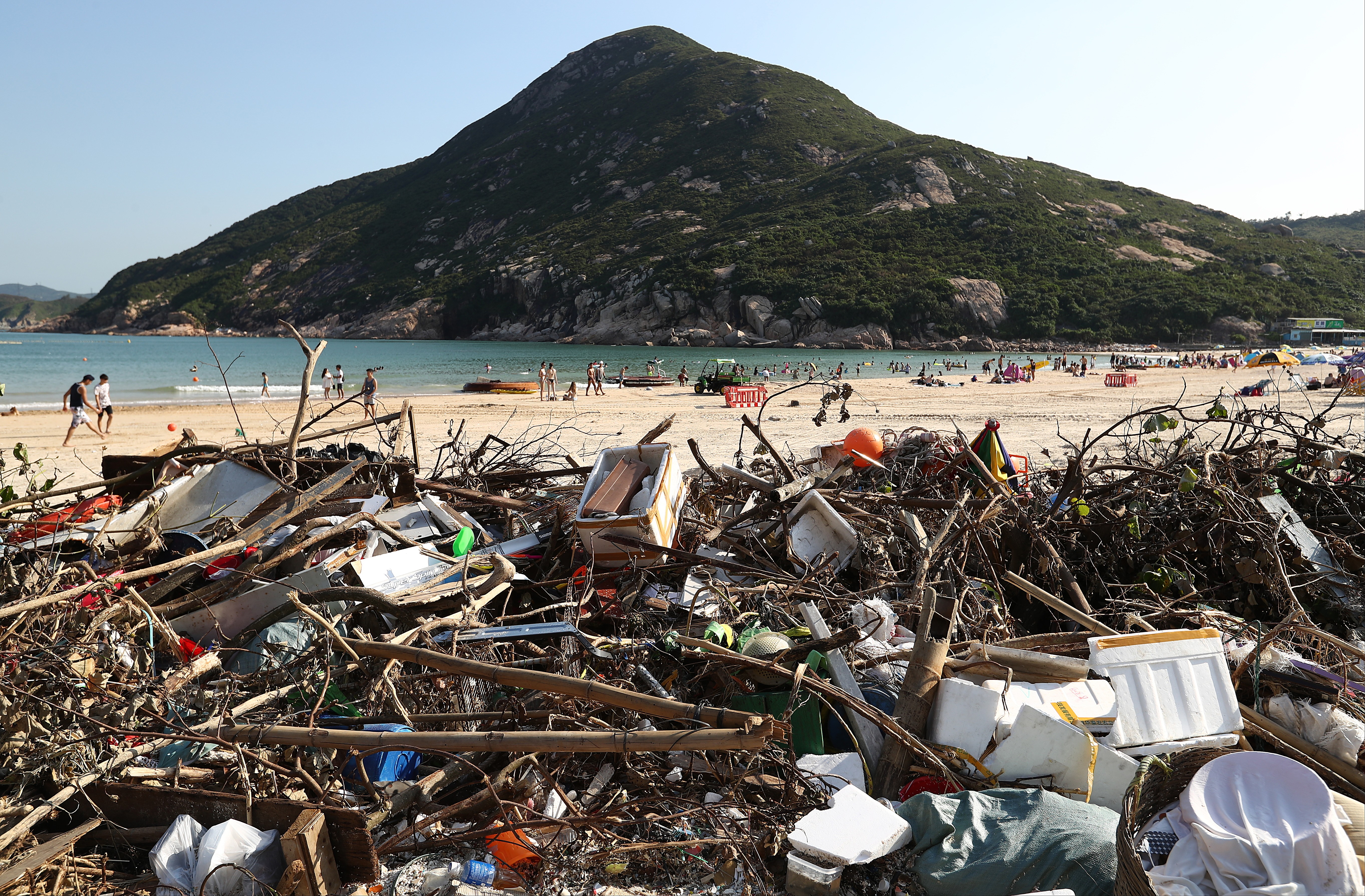 Rubbish on the beach in Shek O. Photo: Nora Tam