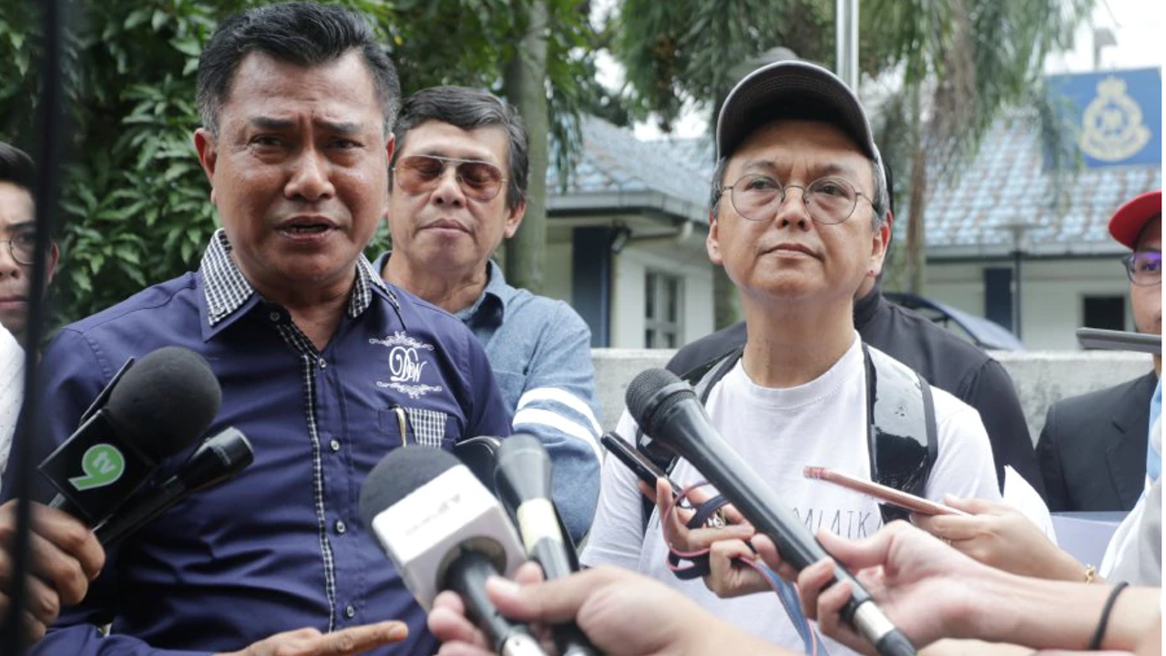 Actors Aziz M Osman (right) and Den Wahab (left) were among those who lodged the report at the Mutiara Damansara police station against the woman who claimed to be a representative with a travel and tour agency. Photo: STR/HALIM SALLEH