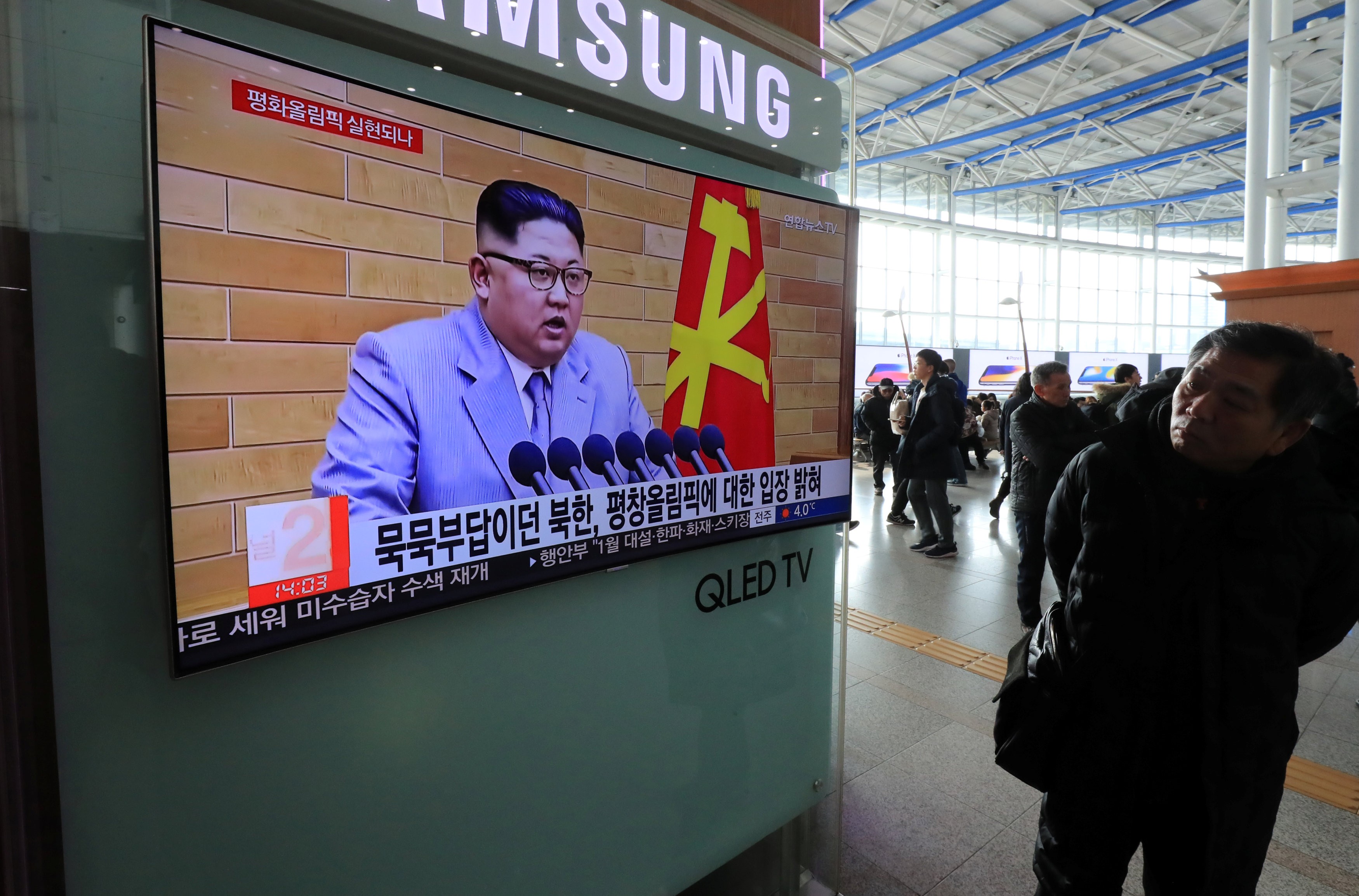 Seoul residents watch a news report on North Korean leader Kim Jong-un’s New Year’s Day speech. Photo: Yonhap via Reuters