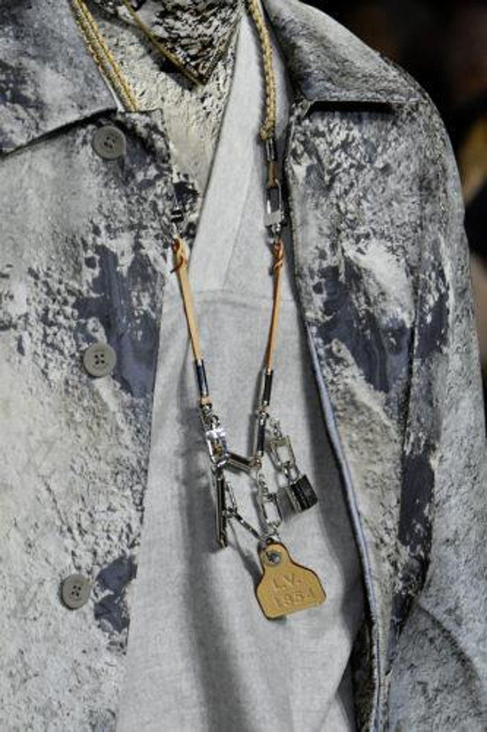 Kim Jones said goodbye to Louis Vuitton by delivering the alluring mix of  luxurious substance and idiosyncratic inspiration - Il magazine di Michele  Franzese Moda