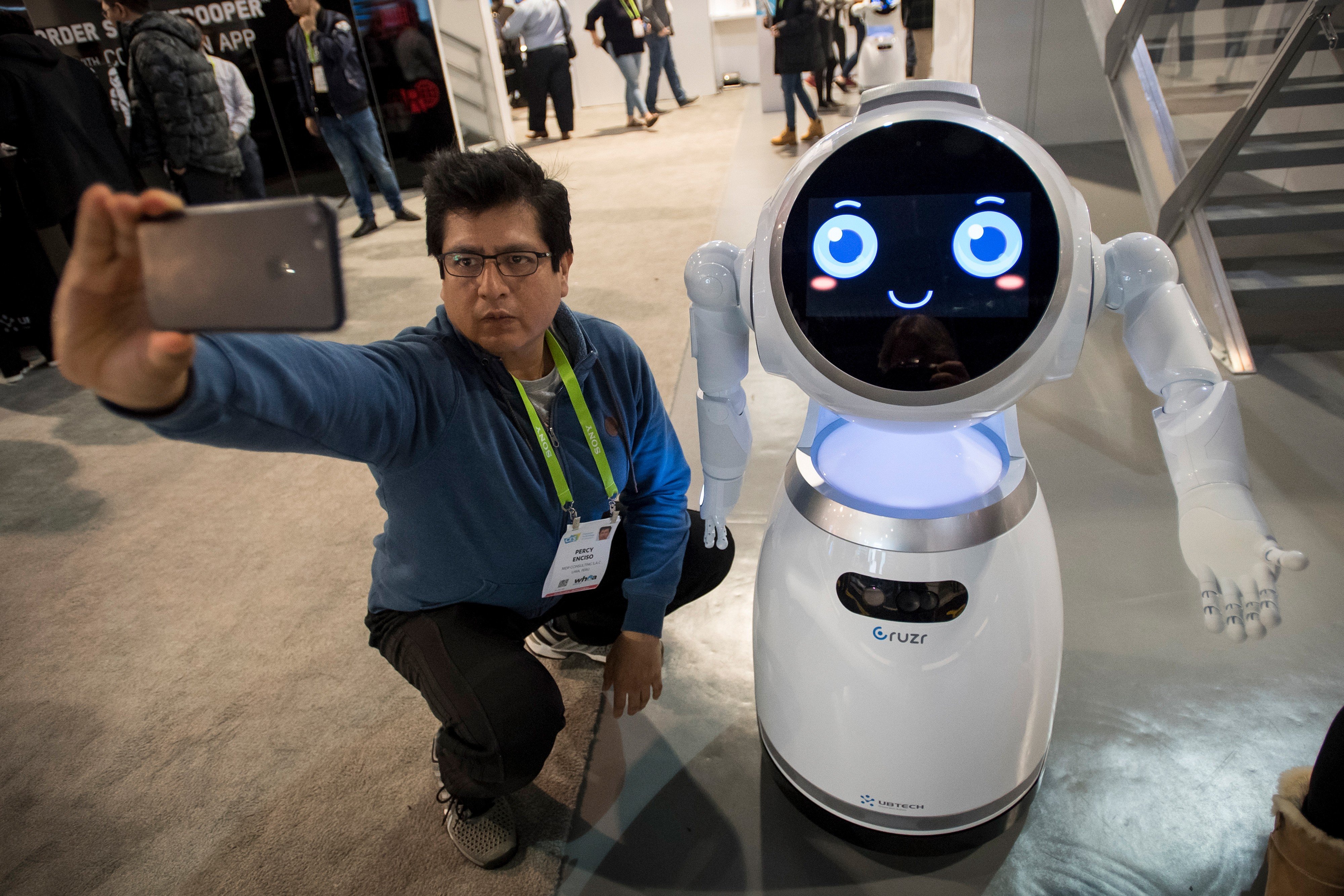 An attendee takes a photo with a robot during the 2018 Consumer Electronics Show in Las Vegas on January 11. Photo: Bloomberg