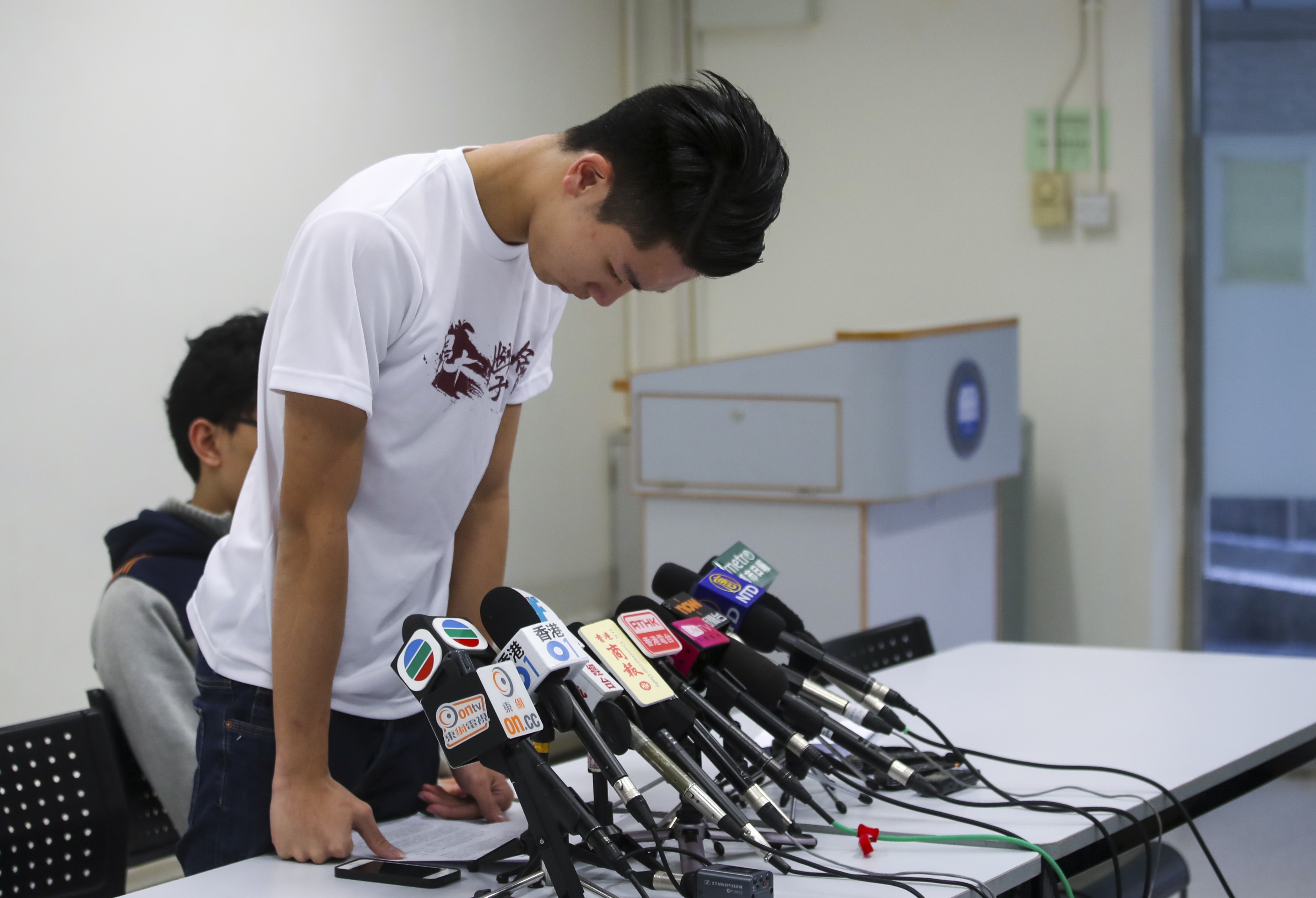 Lau Tsz-kei, Baptist University student union president, apologises for his use of foul language during a stand-off on campus, after talks with the school to resolve the row over compulsory Mandarin courses. Photo: Edward Wong