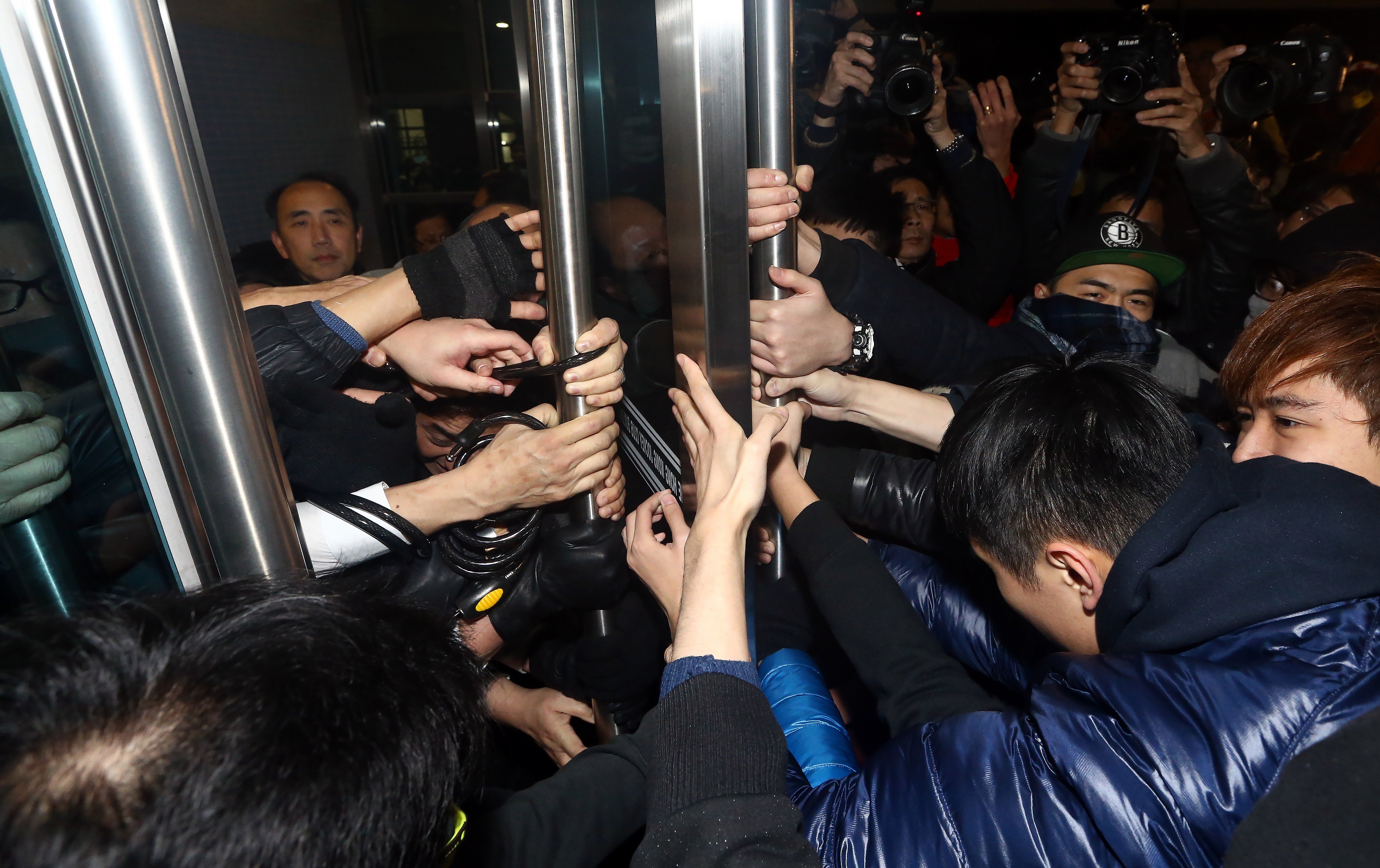 Students try to break into the venue where a meeting of the University of Hong Kong Council was being held. Photo: Sam Tsang
