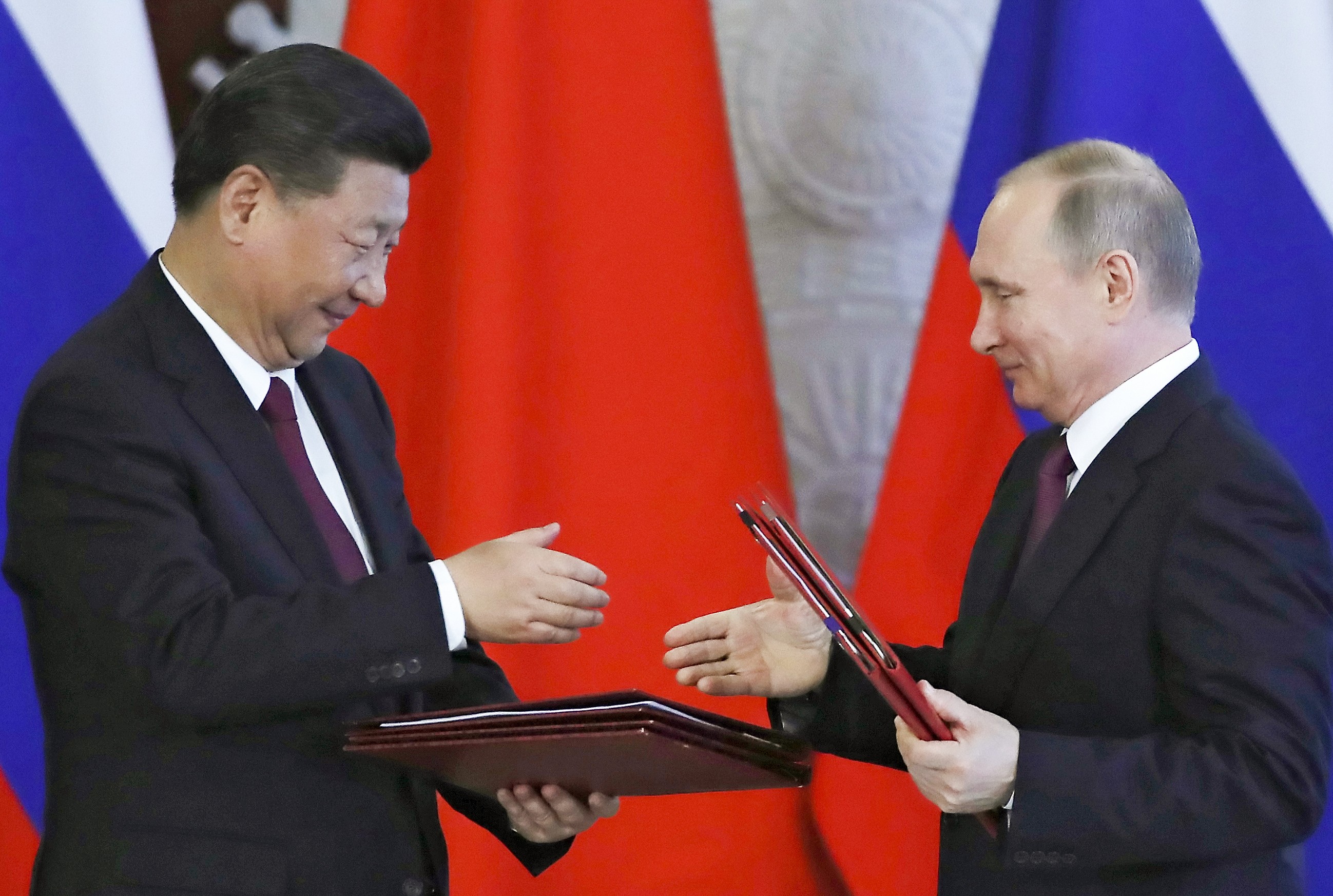 Russian President Vladimir Putin (right) and Chinese President Xi Jinping at a ceremony following their talks in the Kremlin in Moscow in July 2017. China could be learning from Russian activities in cyberspace. Photo: AP