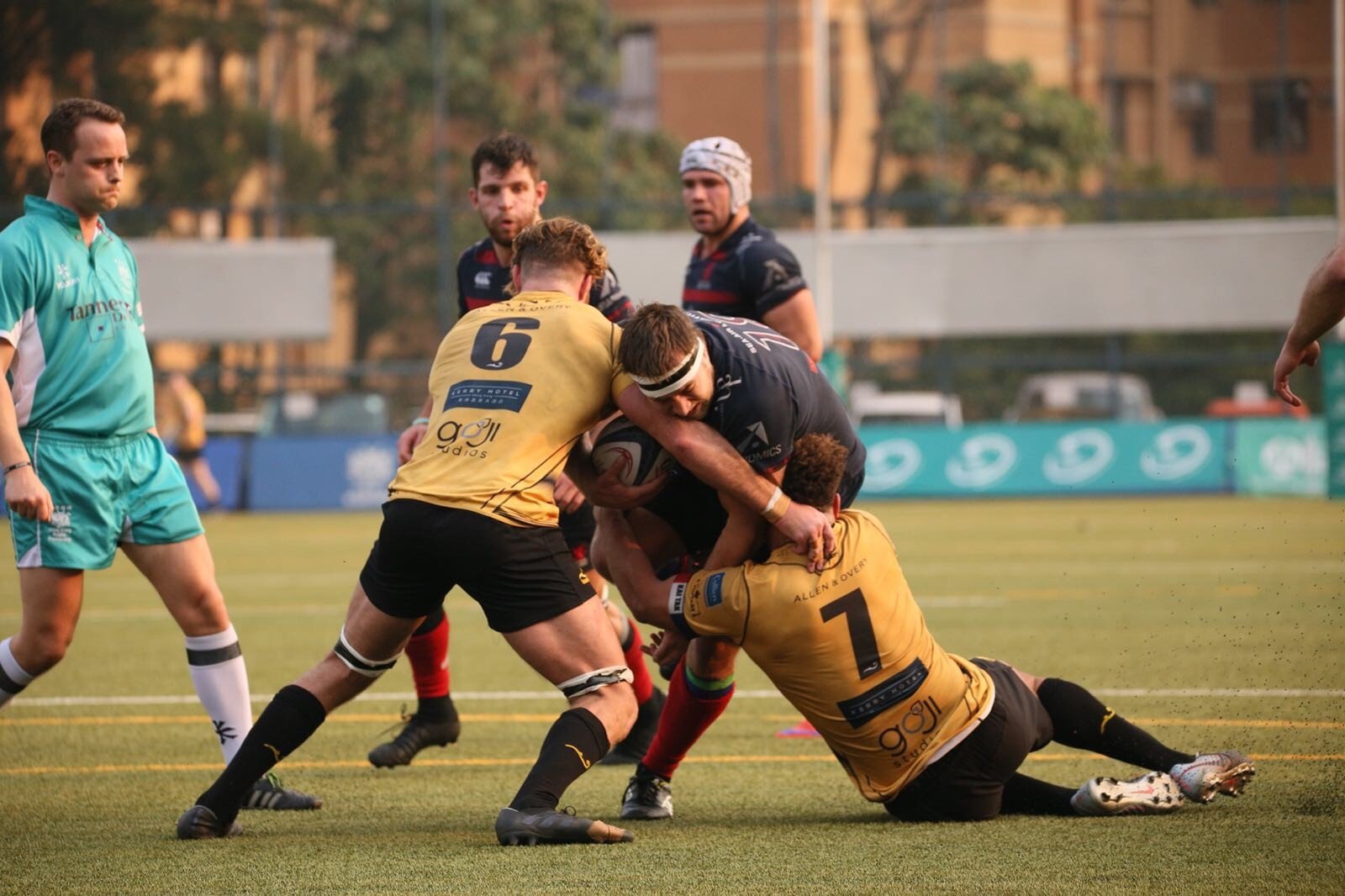 Tigers’ Joe Ellyatt (left) and Alex Woodburn mob their Scottish opponent. Photo: HKRU