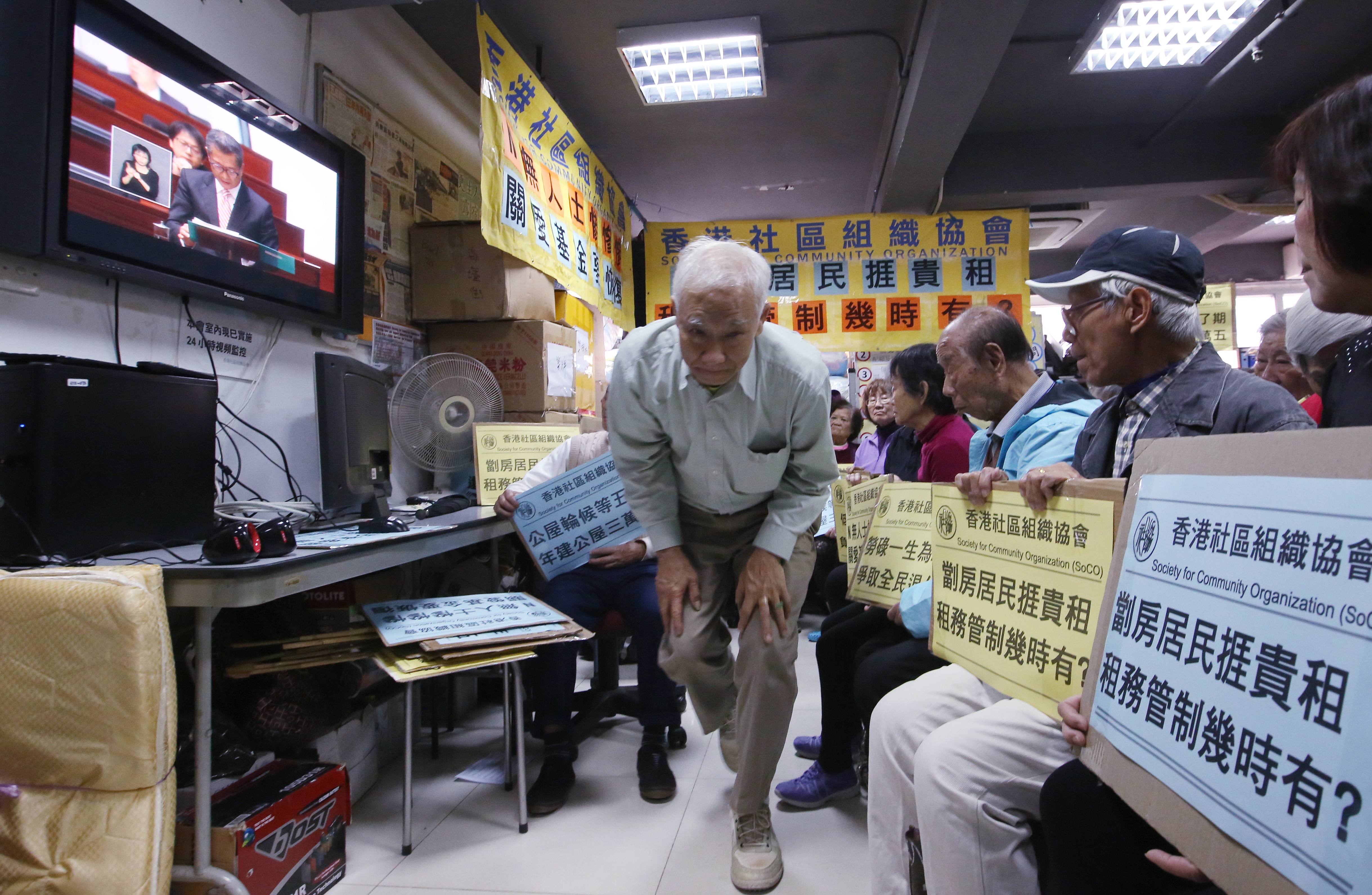 Elderly citizens in Sham Tsui Po watch Financial Secretary Paul Chan Mo-po deliver his budget for 2017-2018 in February last year. Photo: Edmond So