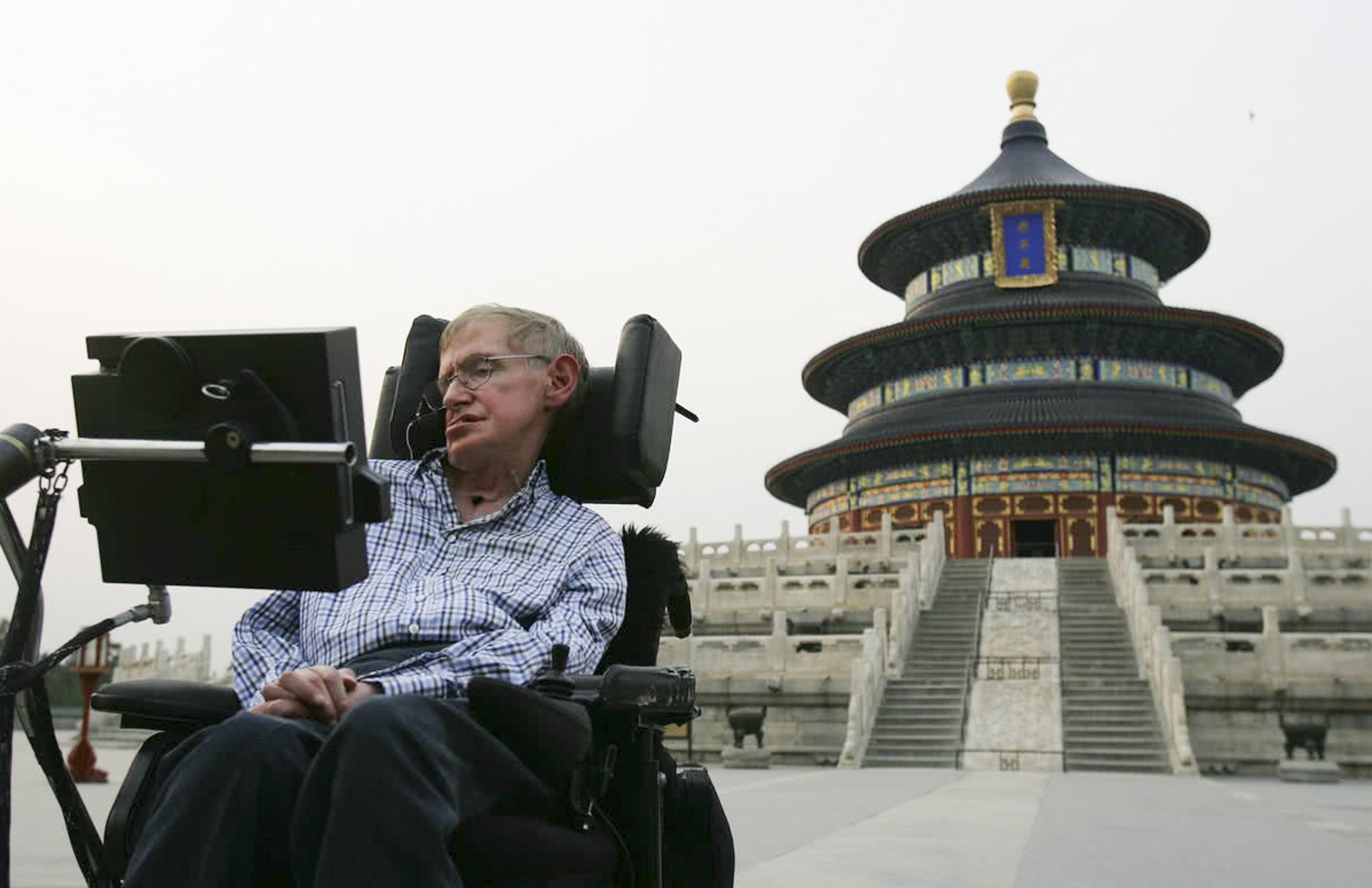 British scientist Stephen Hawking visits the Temple of Heaven in Beijing in 2006. Photo: AFP