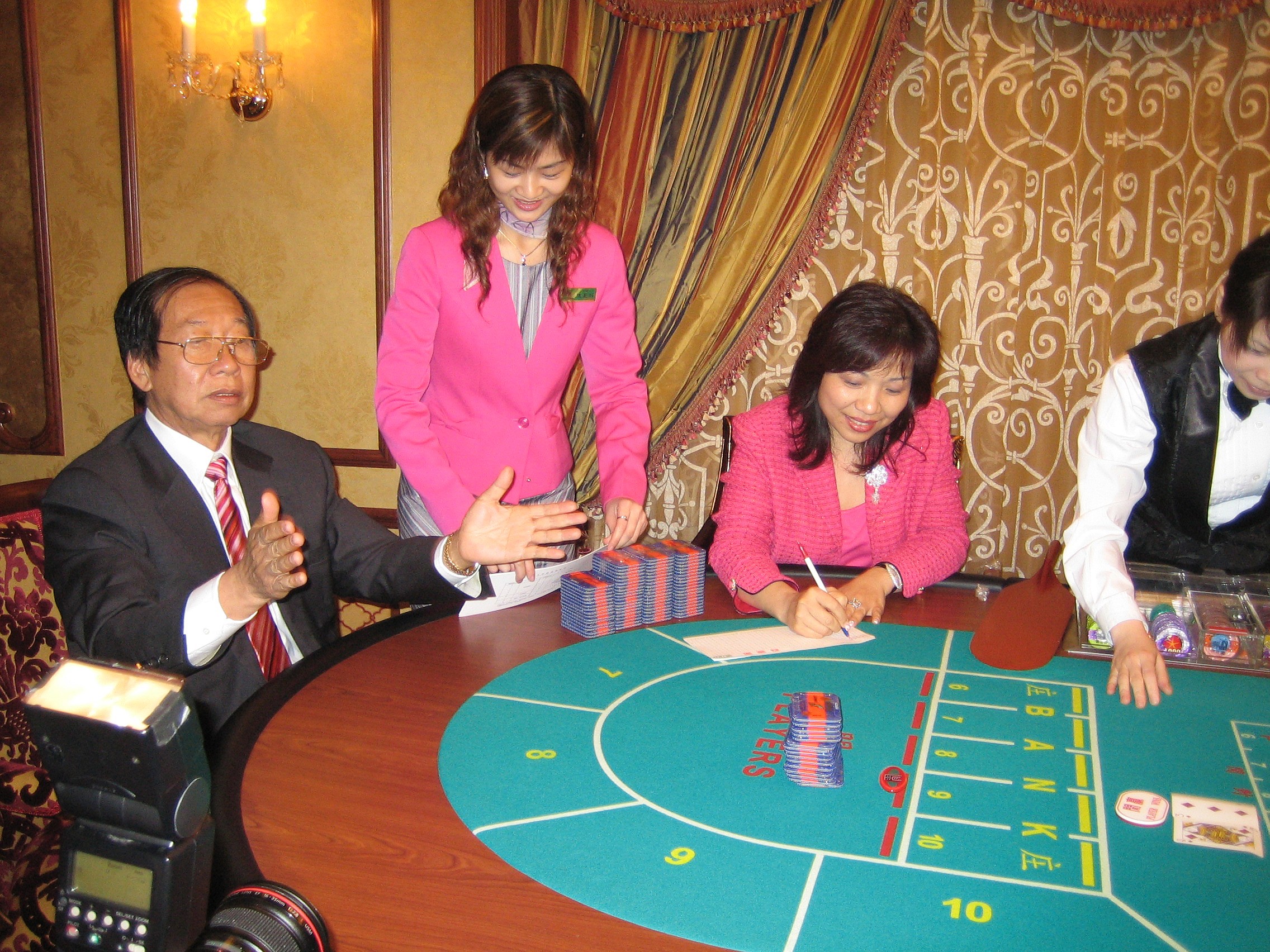 Pollyanna Chu plays against her father Lee Shiu-fook, chief executive of the Lisboa Gold Group, in this file photo from 2005. Photo: Fox Hu