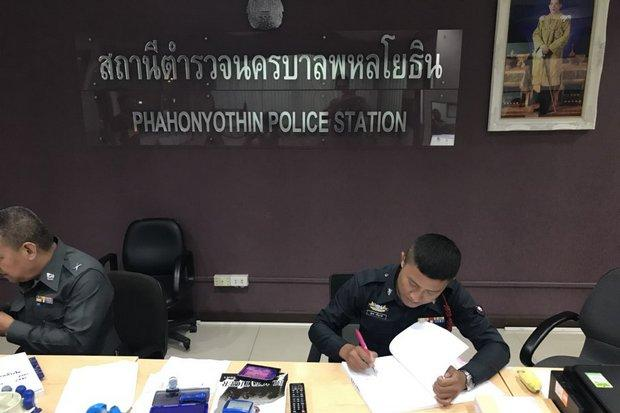 Junior ranks at the Phahon Yothin Police Station say they were coerced into 'donating' money totalling 25,000 baht to buy an air conditioner to cool two senior officers. Photo: Twitter/@e20ive