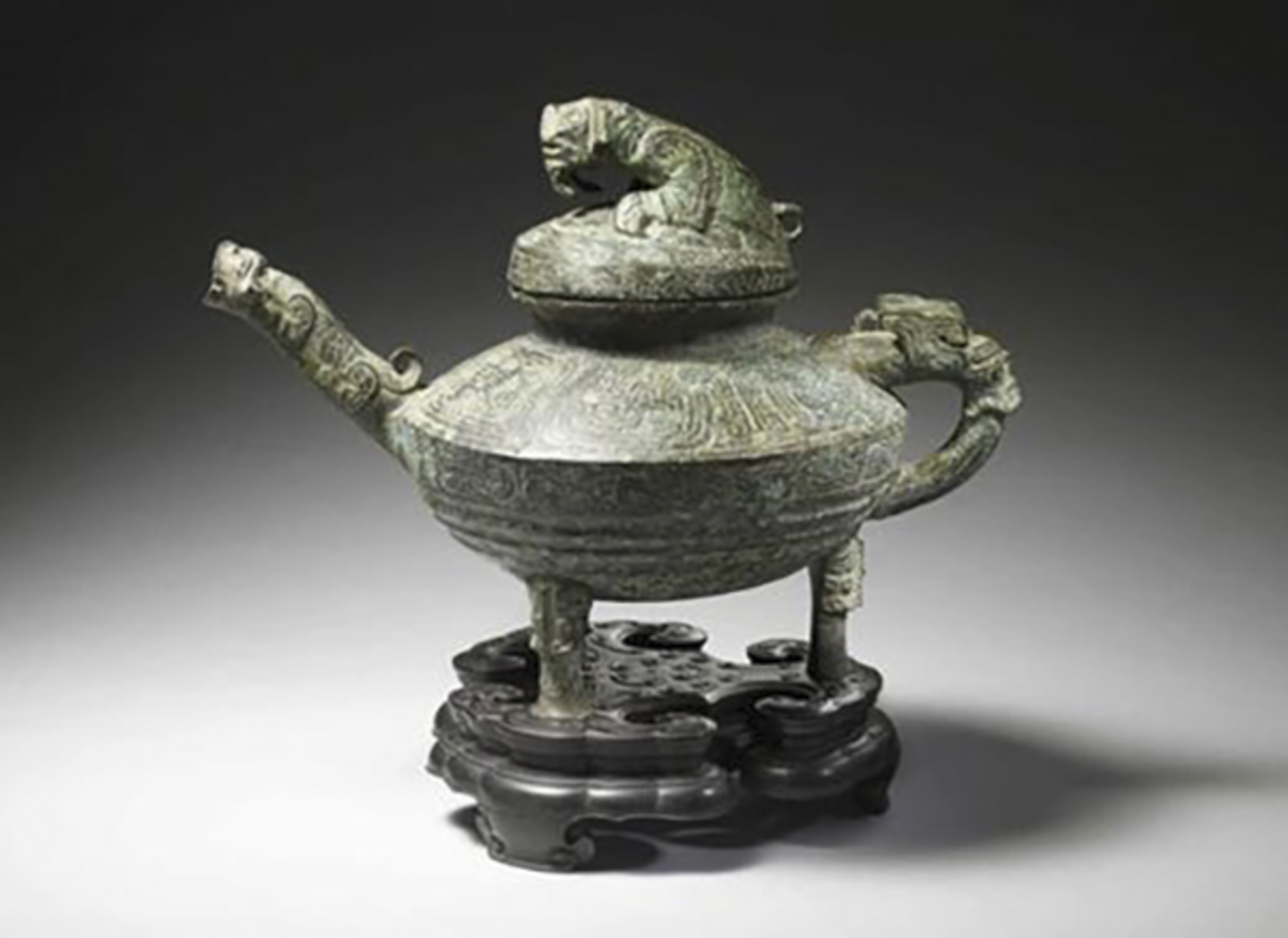 The 3,000-year-old bronze water vessel is to be auctioned in Britain next month. Photo: Thepaper.cn