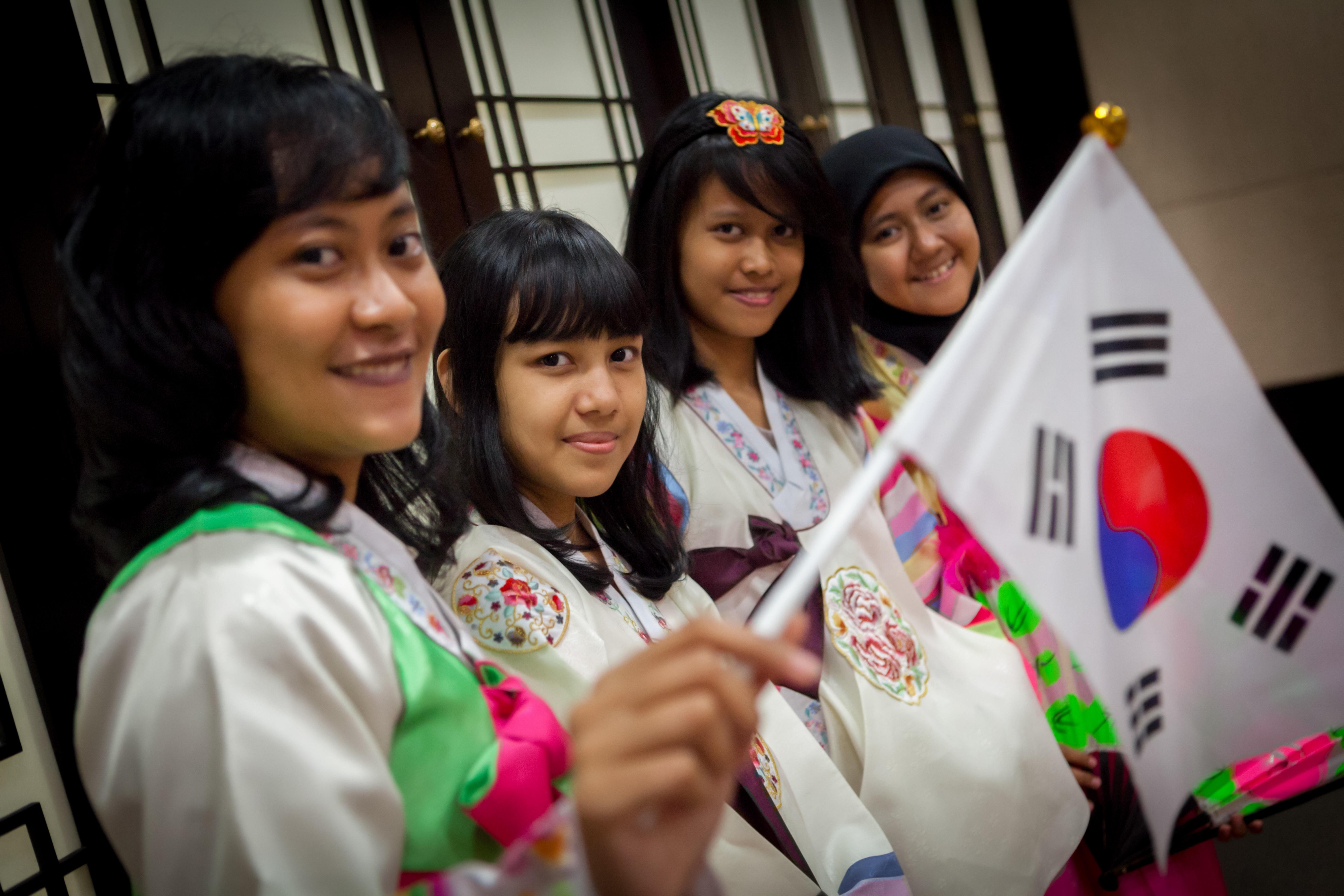 Indonesian university students at the Jakarta Korean Cultural Centre. 