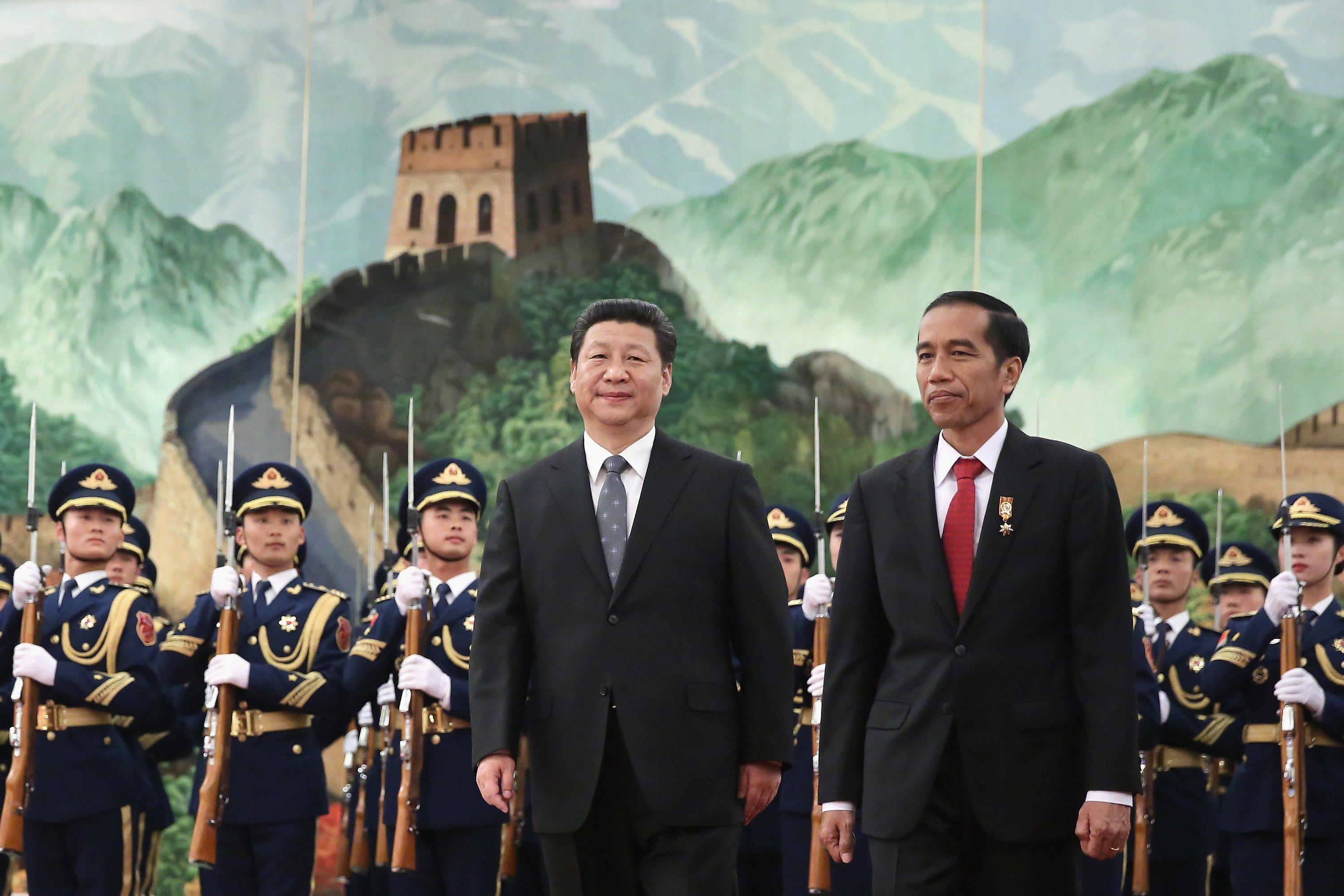 Chinese President Xi Jinping (left) and Indonesian President Joko Widodo view a guard of honour inside the Great Hall of the People in Beijing on March 26, 2015. Photo: AFP