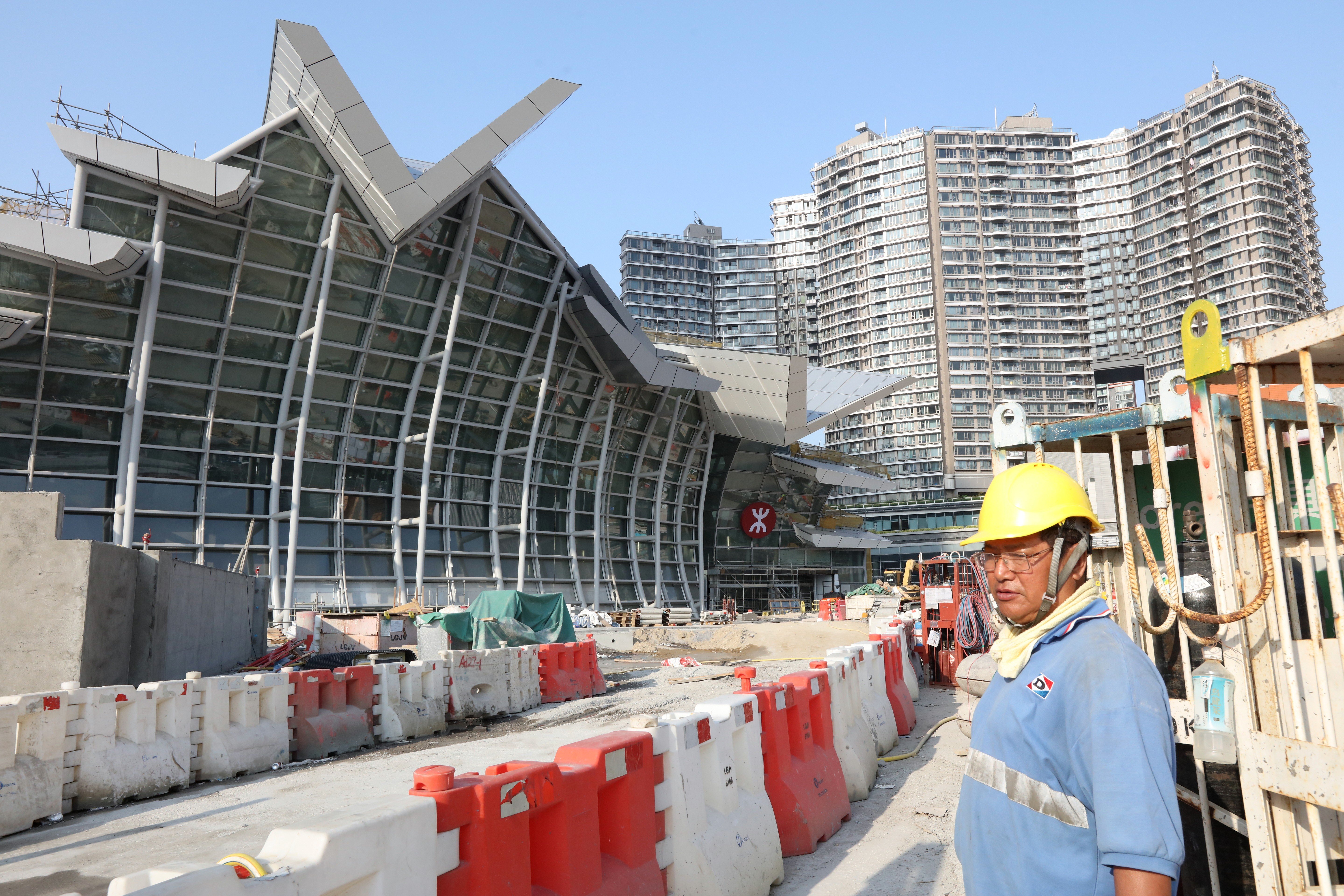 Construction sector members in Hong Kong say local demand is still strong and not many professionals are seeking work across the border. Photo: Felix Wong