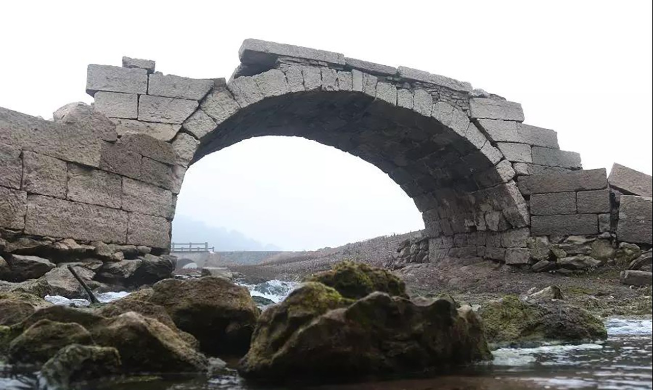 A stone bridge in the once submerged village. Photo: 163.com