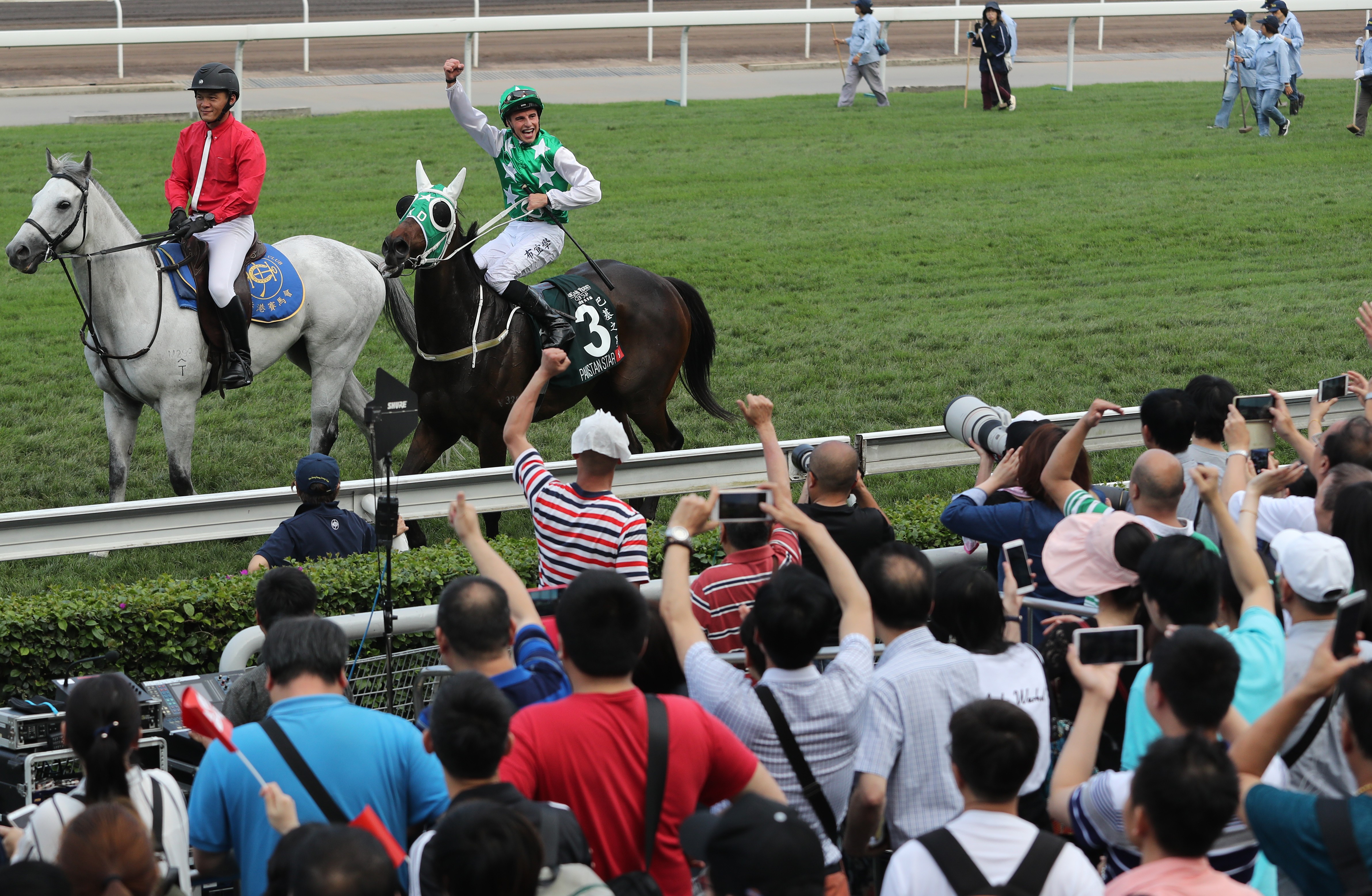 Jockey William Buick celebrates Pakistan Star’s win with the fans. Photos: Kenneth Chan