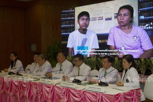 Rachanond Rungsawang, 26, seen on the screen with his mother, said he had contemplated suicide before doctors gave him a completely new lease on life with the triple-transplant operation. Photo: Pawat Laopaisarntaksin/Bangkok Post