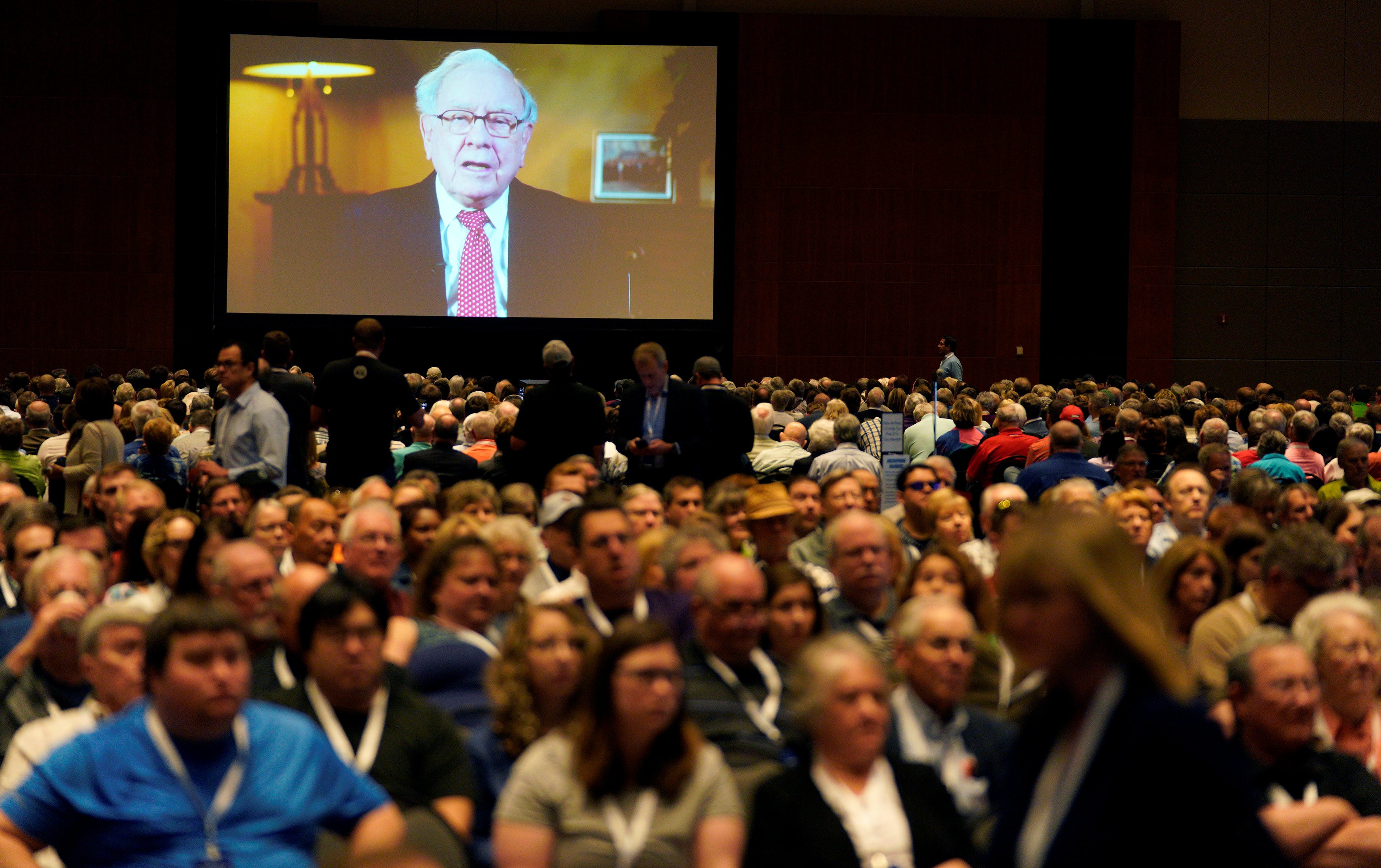 Warren Buffett, CEO of Berkshire Hathaway Inc is seen on a screen at the company's annual meeting in Omaha, Nebraska, U.S., May 5, 2018. Photo: REUTERS/Rick Wilking
