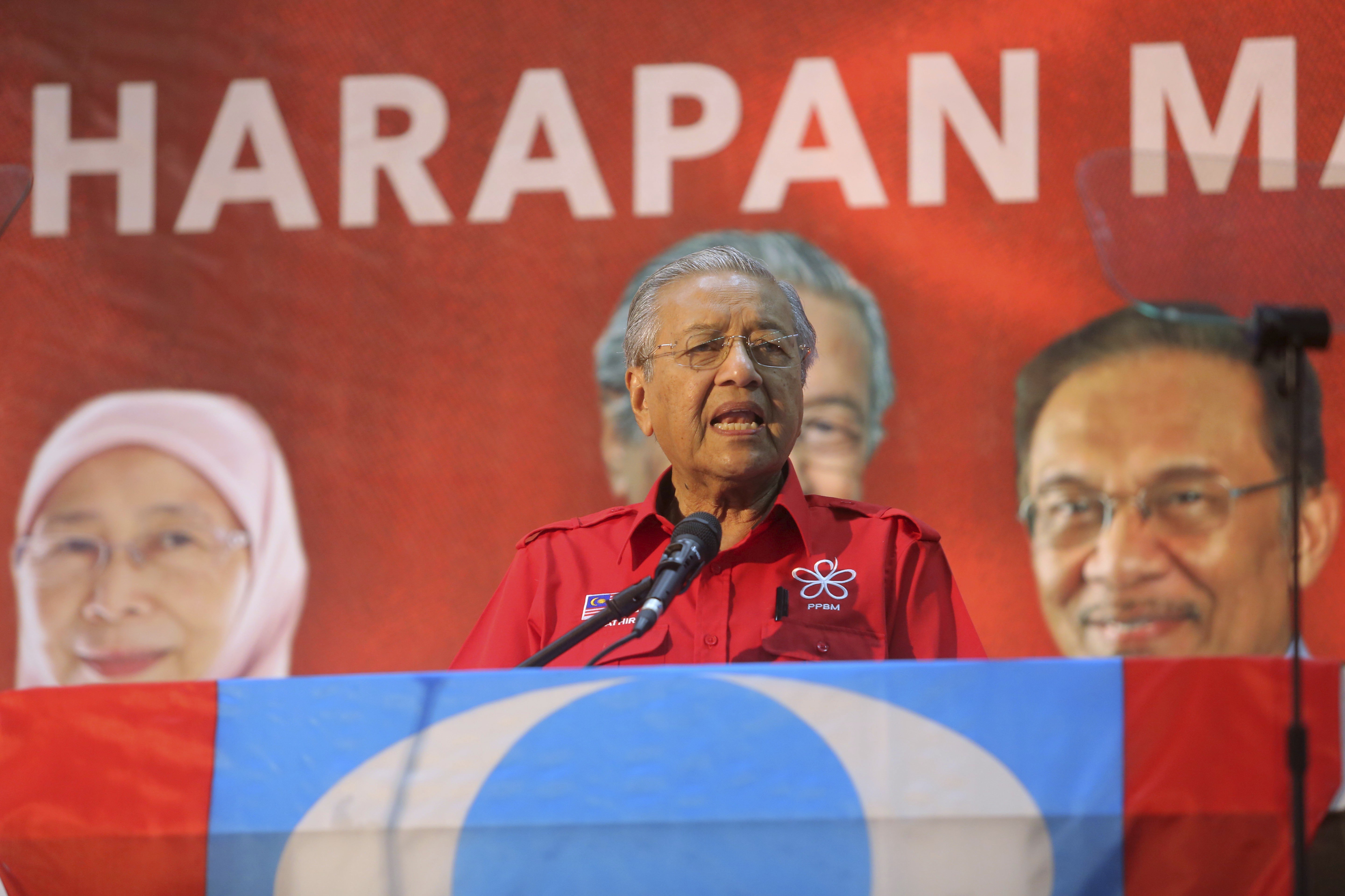 Mahathir Mohamad delivers his speech during his last campaign rally in Langkawi Island, Malaysia, on May 8. He was sworn in as Malaysia’s seventh prime minister on Thursday. Photo: AP 