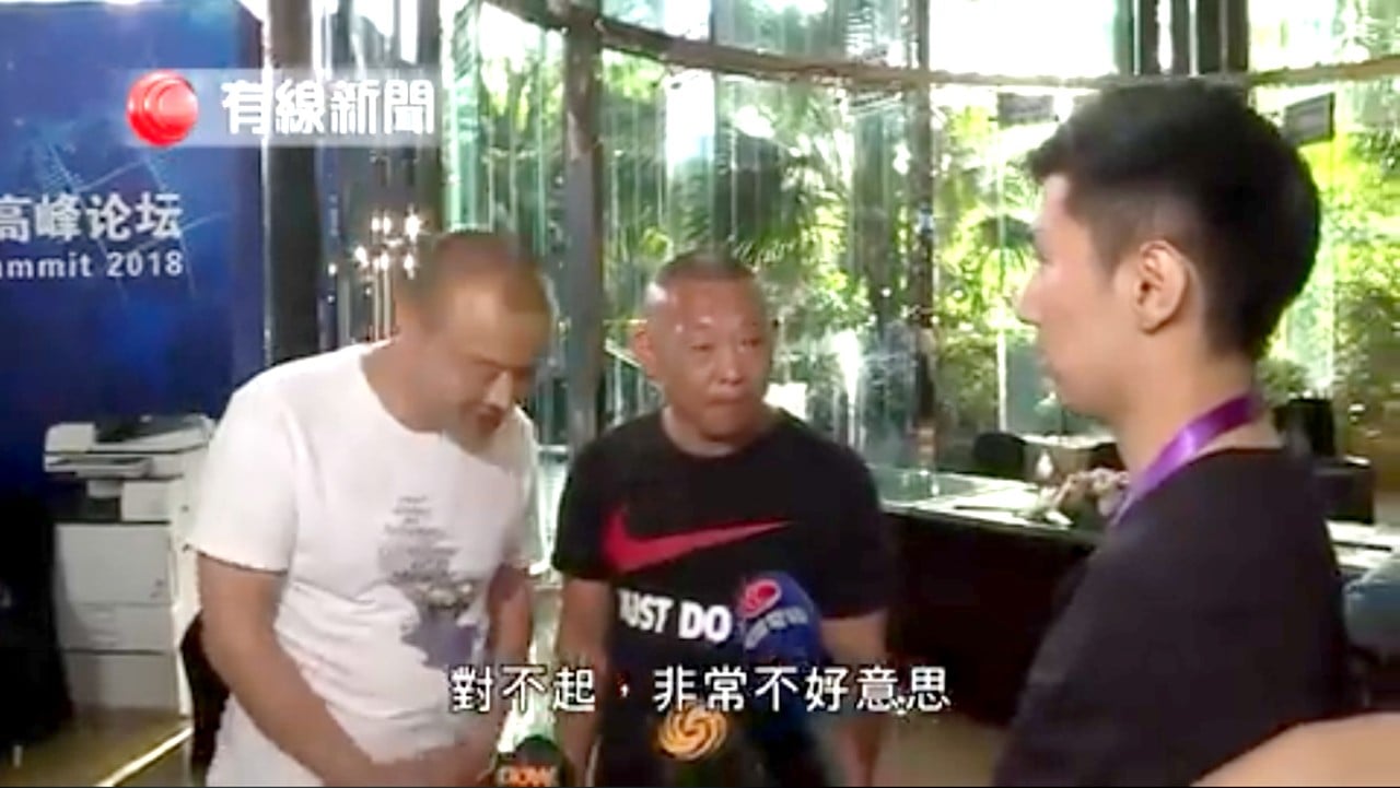 The two men apologise to Hong Kong reporter Chan Ho-fai in Dujiangyan, Sichuan province. Photo: Cable TV