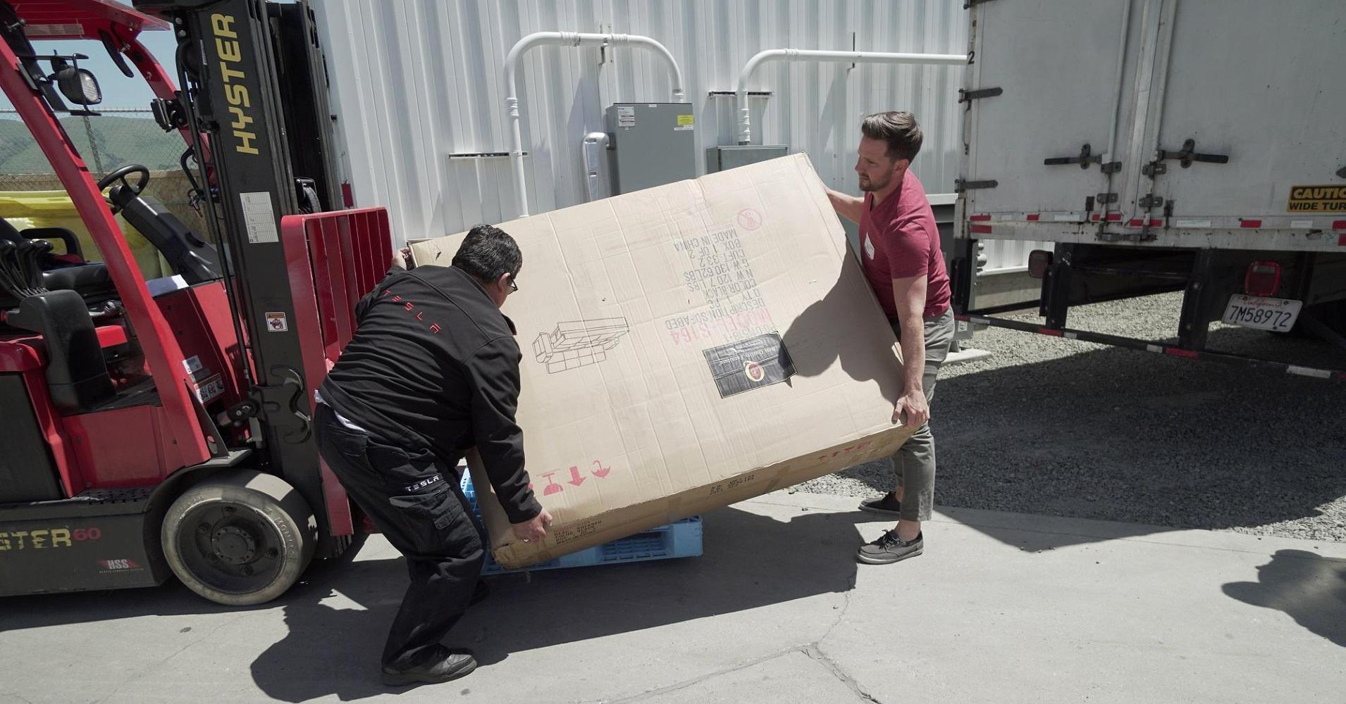 YouTuber Ben Sullins (right) delivers a brand new couch to the Tesla factory in Fremont, California on May 1, 2018. Photo: YouTube/Teslanomics by Ben Sullins