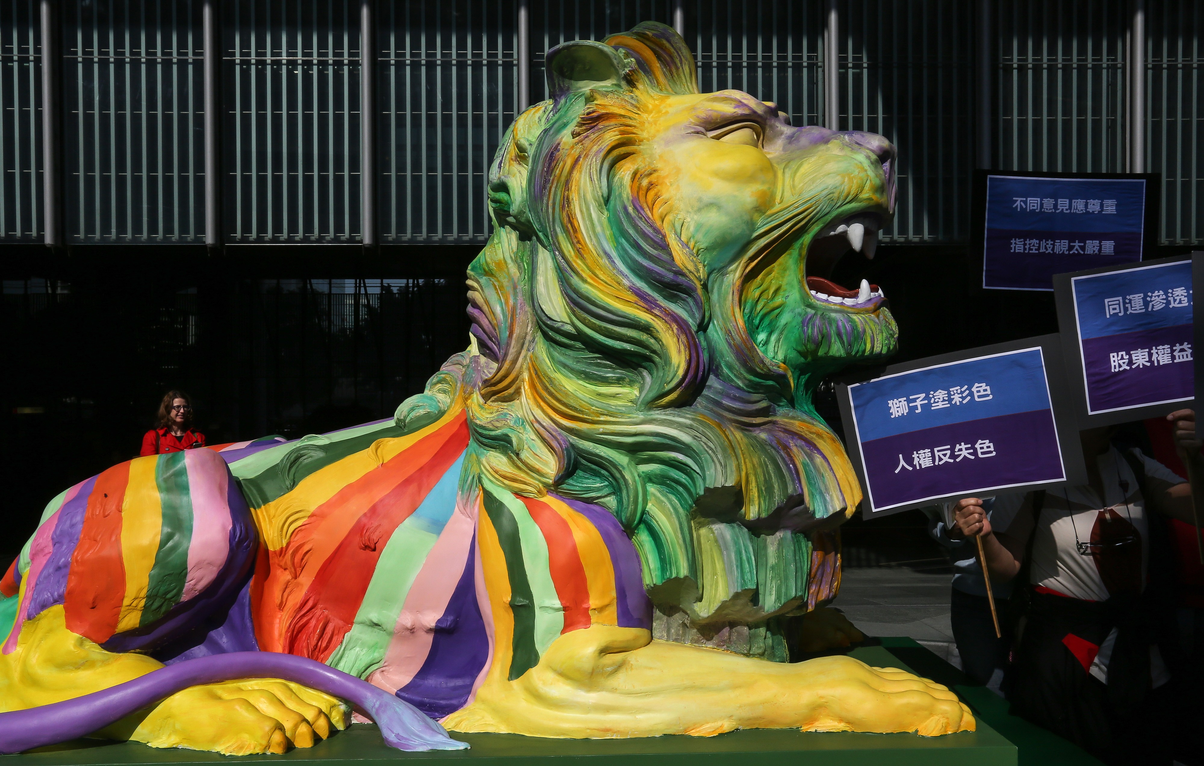 An anti-LGBTI concern group protests against HSBC’s decision to paint the iconic lion statues outside its headquarters in rainbow colours. Photo: Jonathan Wong