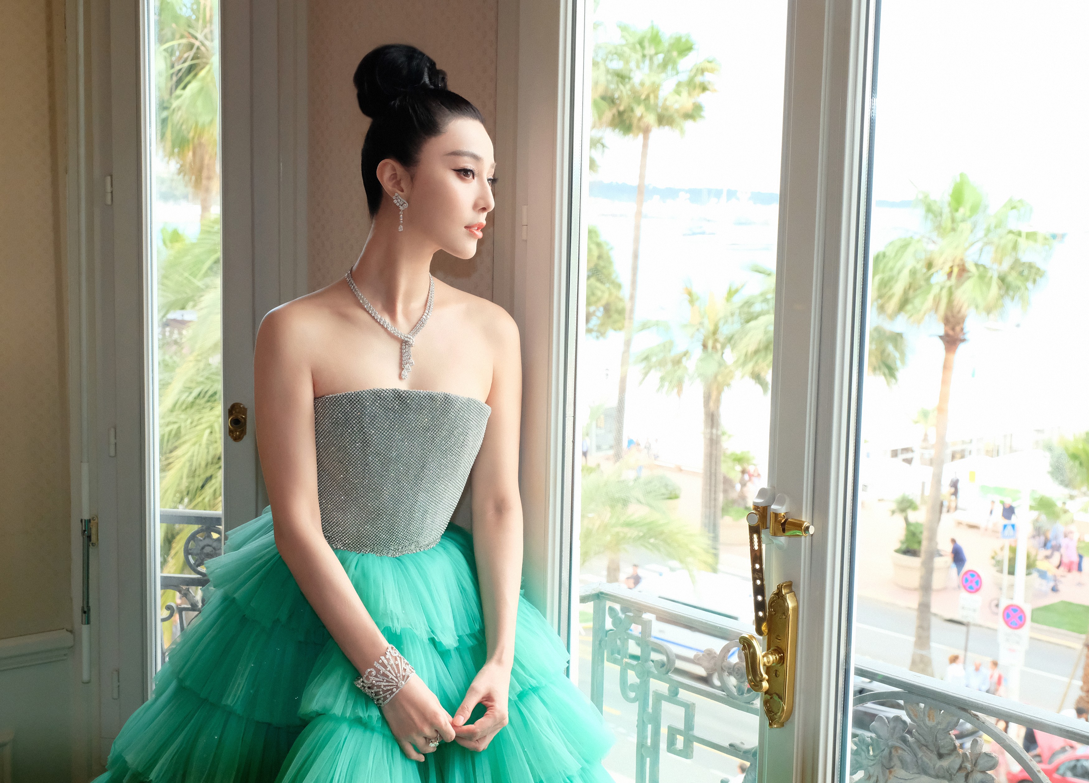Actress Fan Bingbing wore London by De Beers Thames Path high jewellery necklace, Phenomena Glacier earrings and Phenomena Sunbeam bracelet, and an exceptional 12ct pear-cut De Beers Classic ring at the 2018 Cannes Film Festival.