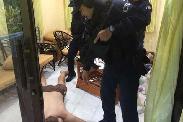 Crime Suppression Division police arrest French cybercrime fugitive Jonathan Verron at a house on Koh Samui, Surat Thani. Photo: Police via Wassayos Ngamkham/Bangkok Post