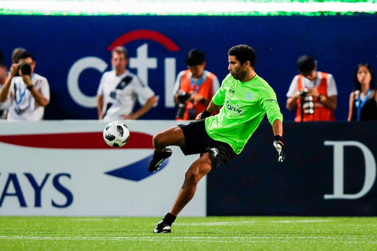 Goalkeeper David James clears the ball for Playon Pros against Discovery Bay during the Masters tournament at the HKFC Citi Soccer Sevens at Hong Kong Football Club. Photo: Yu Chun Christopher Wong/Power Sport Images