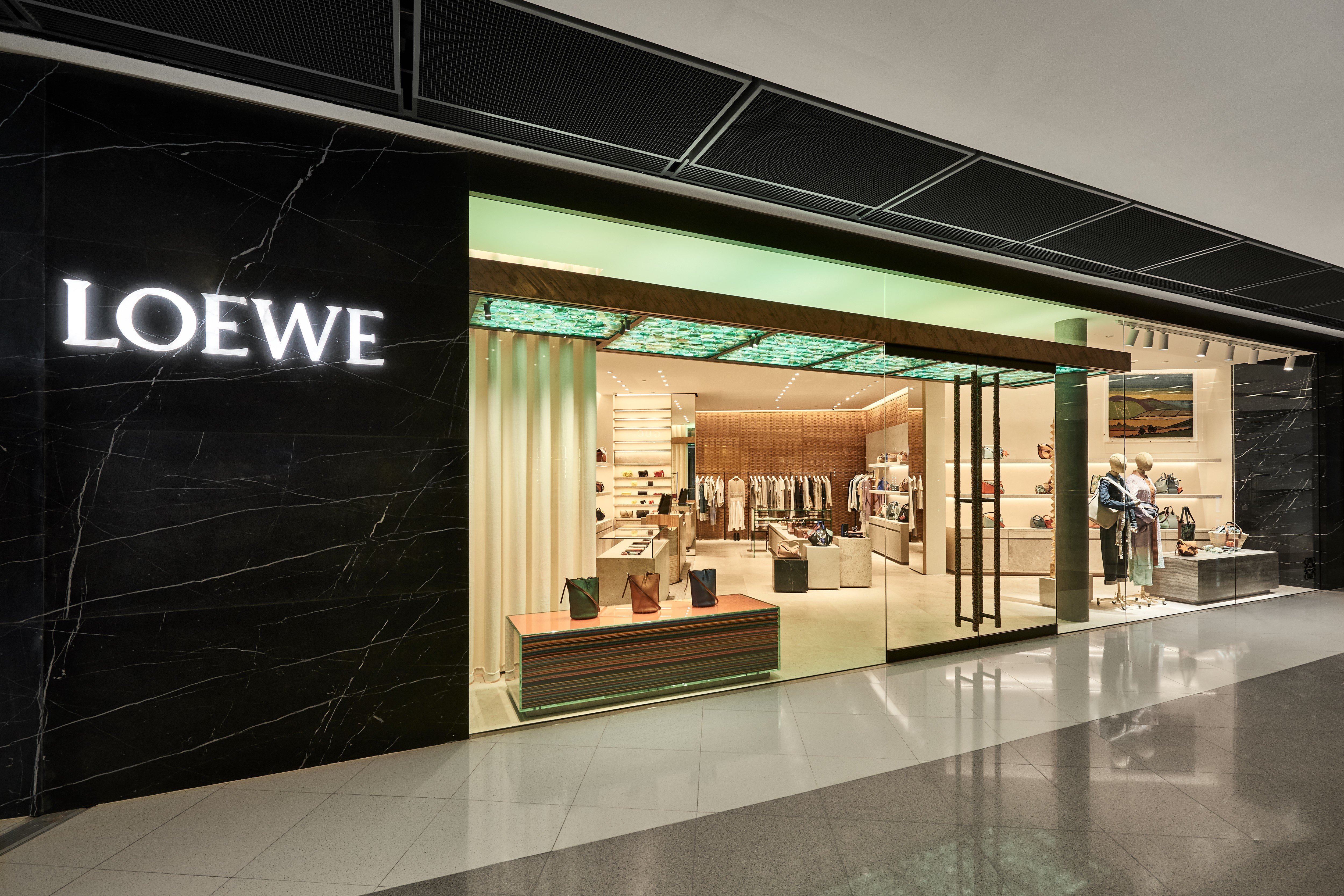 The clear and modern space of the new Casa Loewe shop in the IFC Mall highlights the agate stone slab that stretchesover the entrance.