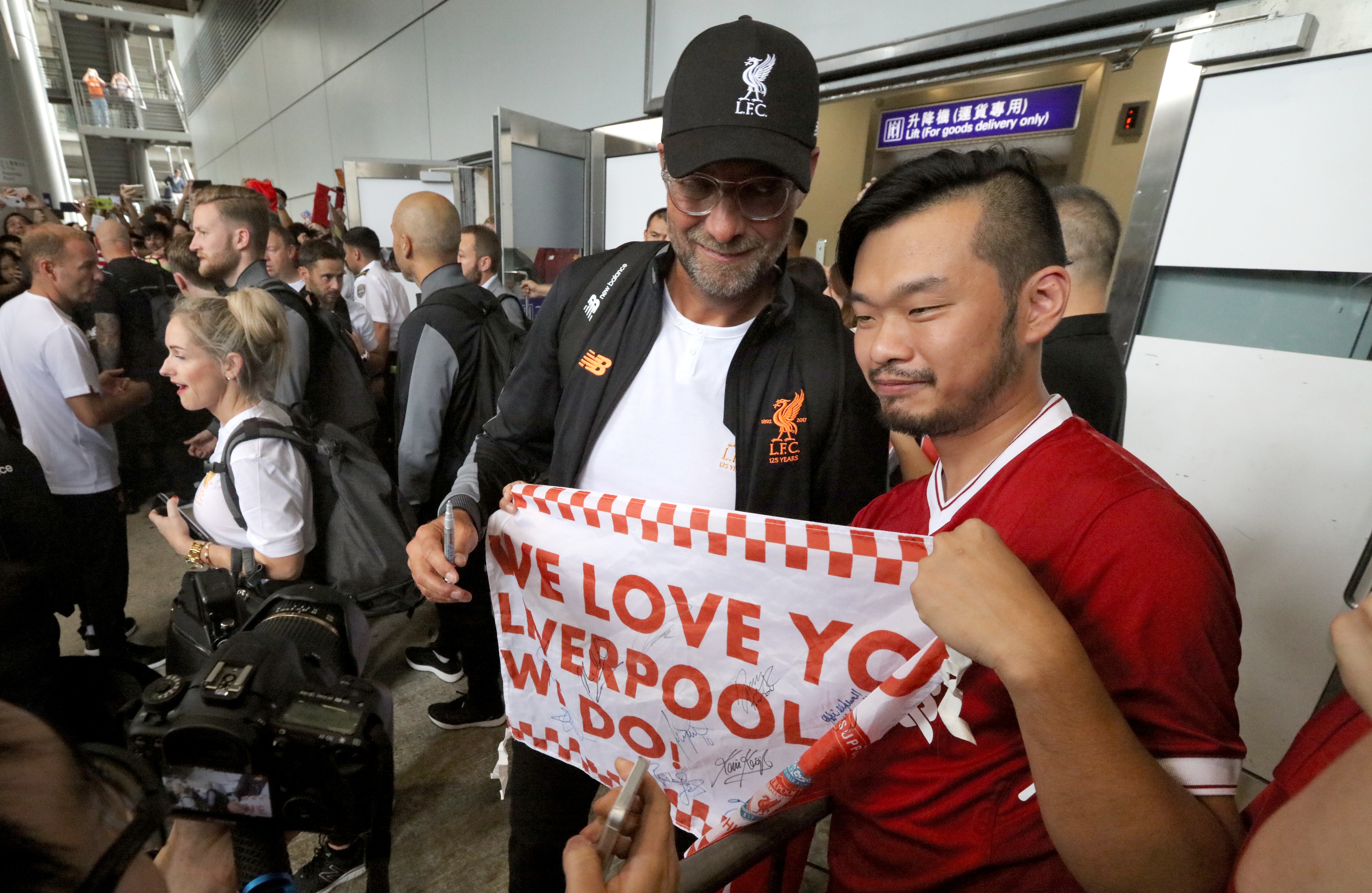 Liverpool manager Jurgen Klopp poses with a fan as the club arrive at Hong Kong International Airport ahead of the Premier League Asia Trophy last year. Photo: Felix Wong
