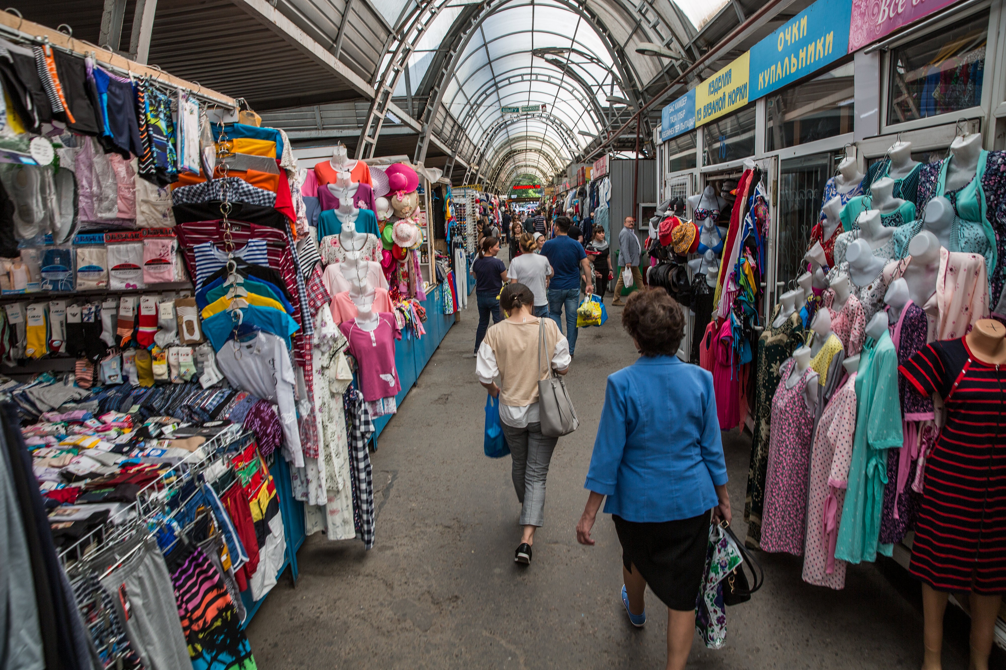 Shoppers walk past stalls near the Green Bazaar in Almaty, Kazakhstan, in April. An agreement between China and the Eurasian Economic Union will give Chinese companies an edge over their EU competitors in Central Asia. Photo: Bloomberg
