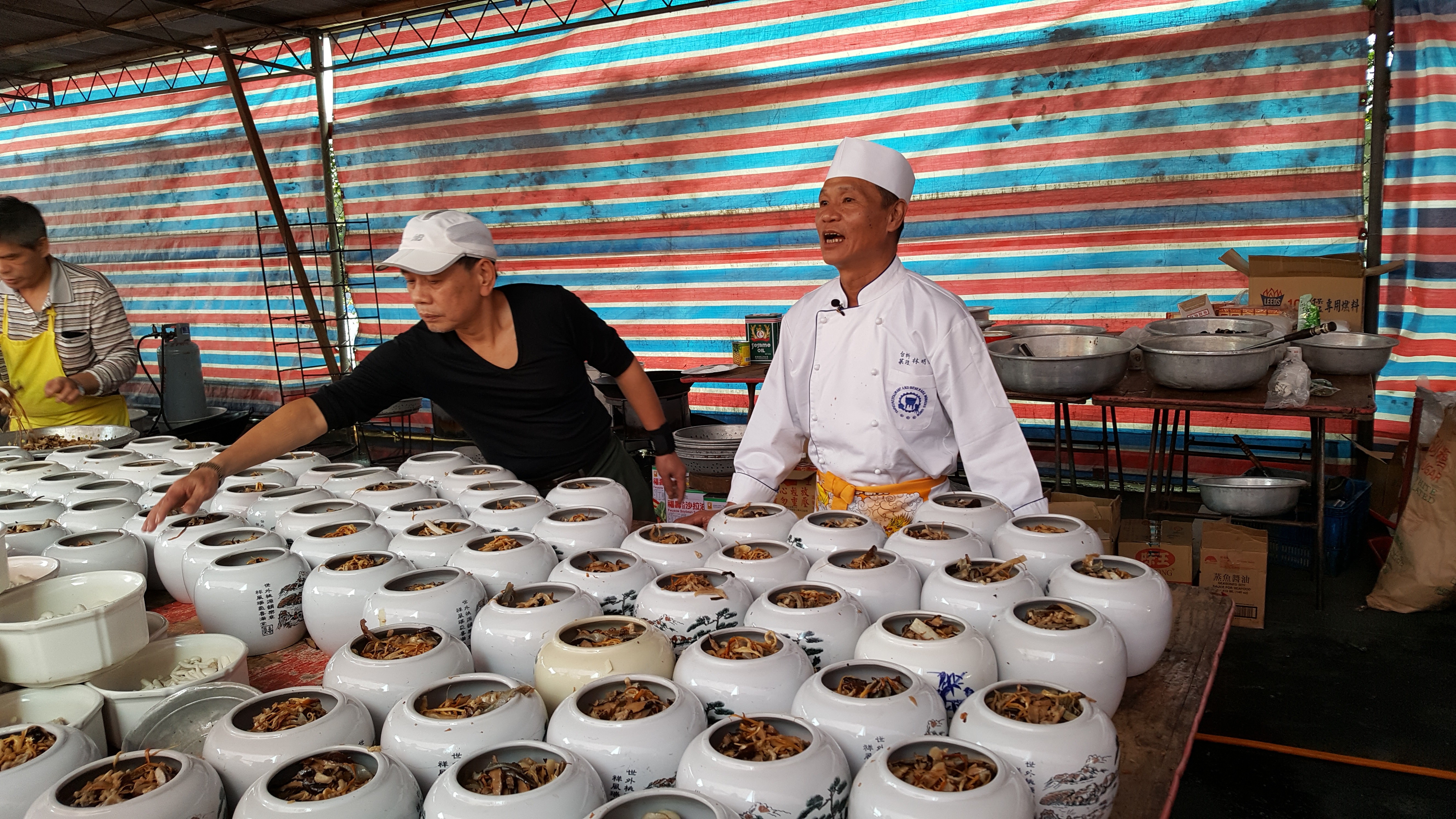 Chef Lin Ming-tsan supervises the plating of a soup known as Buddha Jumps Over the Wall ahead of a bando at Taipei’s Shilin Night Market, in December. Pictures: Katy Hui-wen Hung