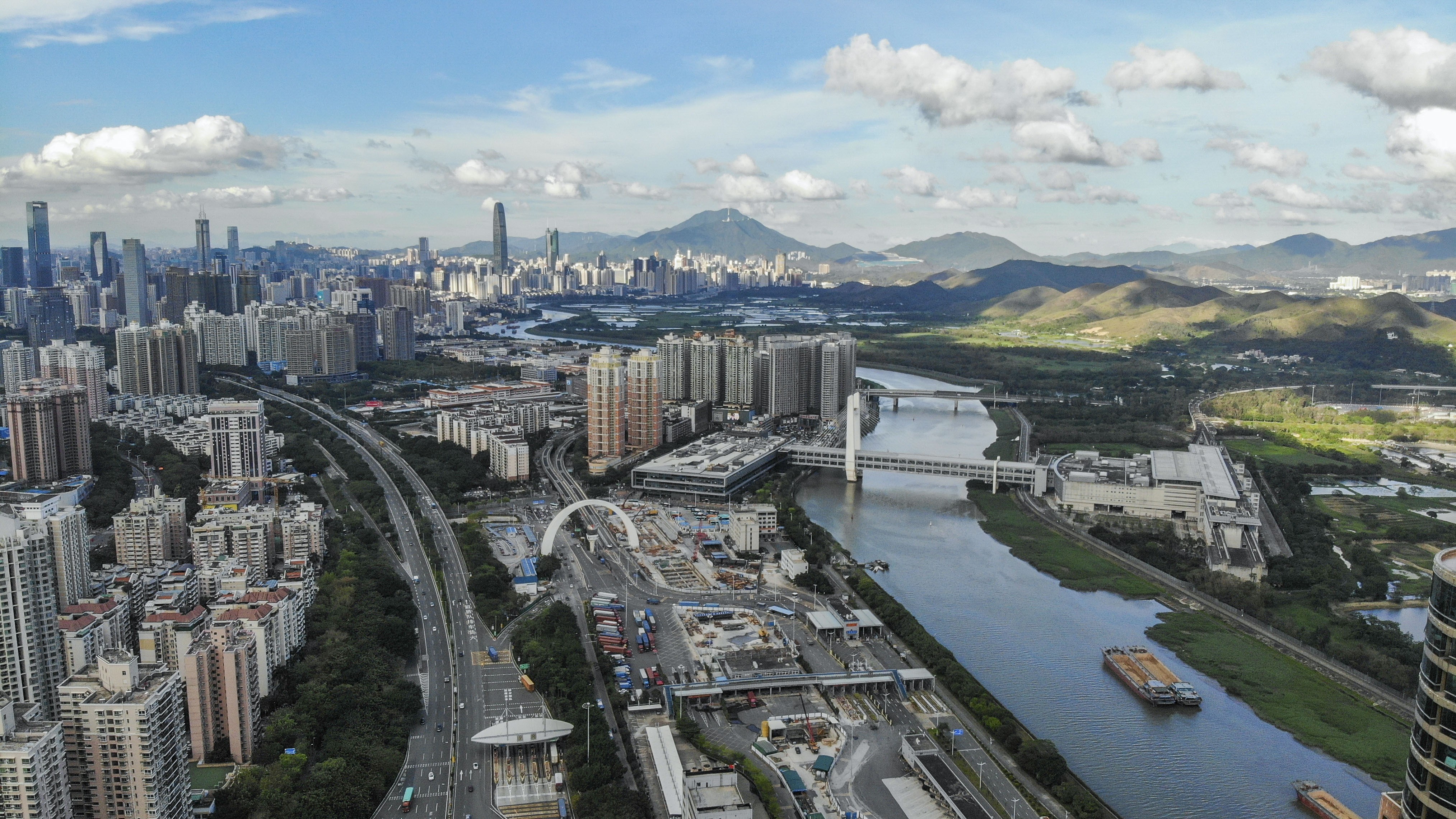 The Lok Ma Chau border bridge, right. The Lok Ma Chau Loop, once completed, will be ‘an iconic powerhouse on the Hong Kong-Shenzhen border’, writes Nigel Smith, managing director of Colliers International Hong Kong. Photo: Roy Issa