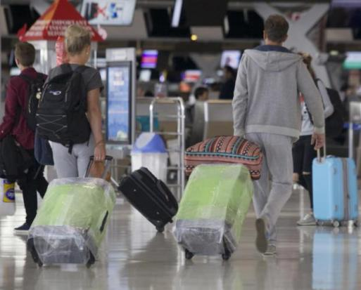 Travellers haul luggage at Suvarnabhumi airport in Samut Prakan. Photo: APICHIT JINAKUL/Bangkok Post