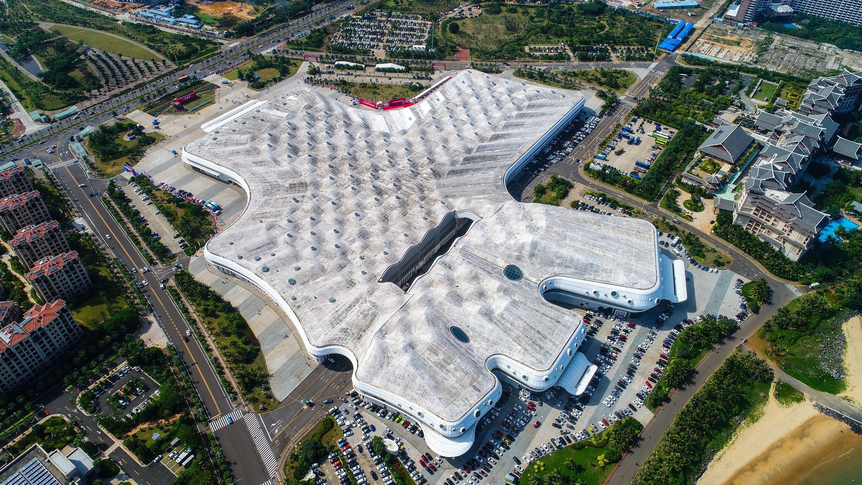 Hainan International Convention and Exhibition Center cost 1.38 billion yuan to build.
