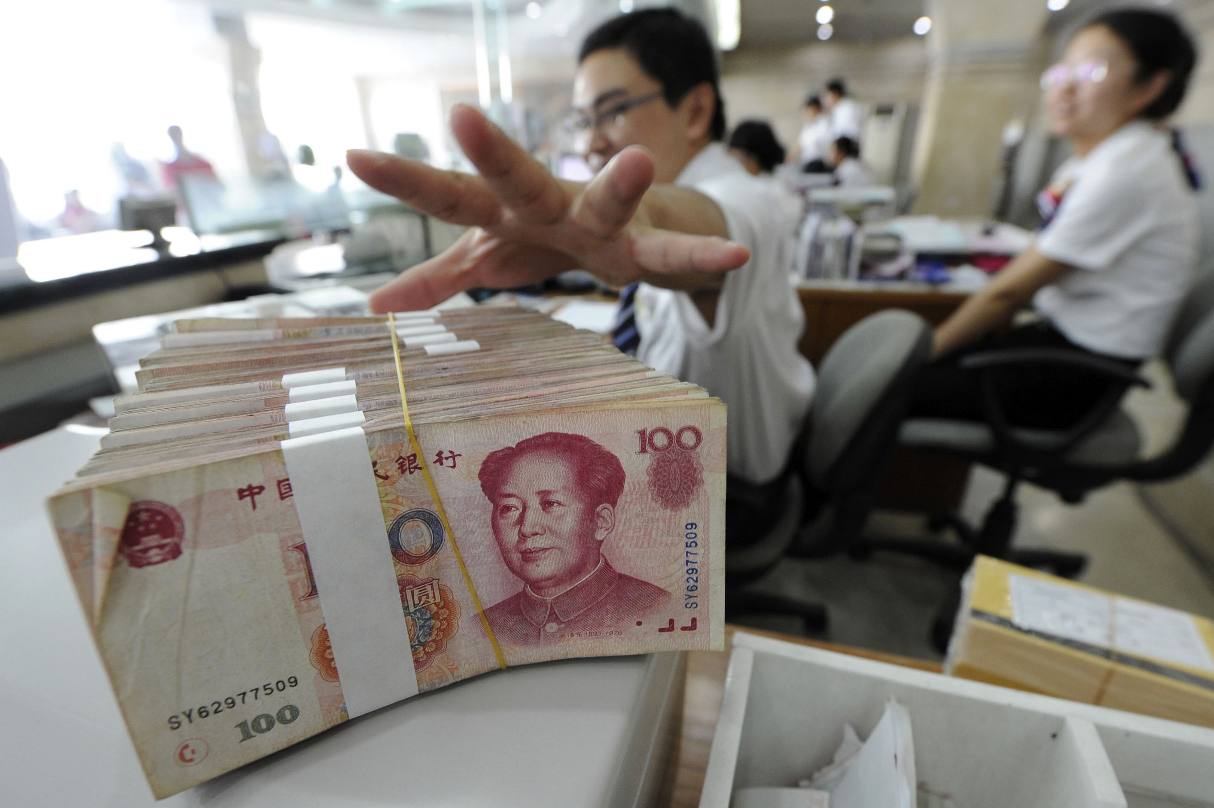New rules issued by the central bank and the China Securities Regulatory Commission means that investors can only withdraw 10,000 yuan from a single money market fund in one day. Photo: Reuters