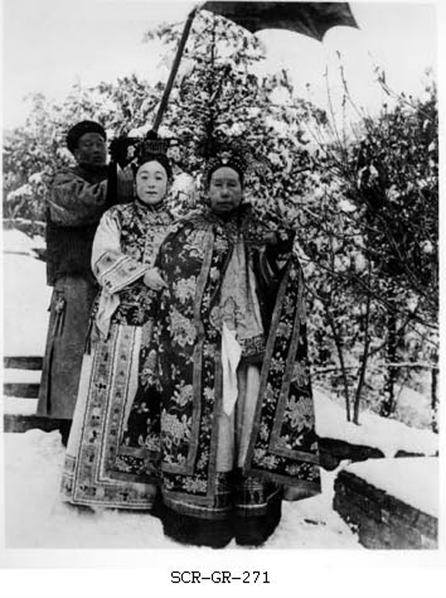 Der Ling and Cixi, with eunuch Cui Yugui holding an umbrella for them, on Peony Hill at the Summer Palace in 1904. Der Ling looks visibly cold in the photo, but Empress Dowager was a great lover of outdoor activities regardless of the weather. Photos: Hong Kong University Press