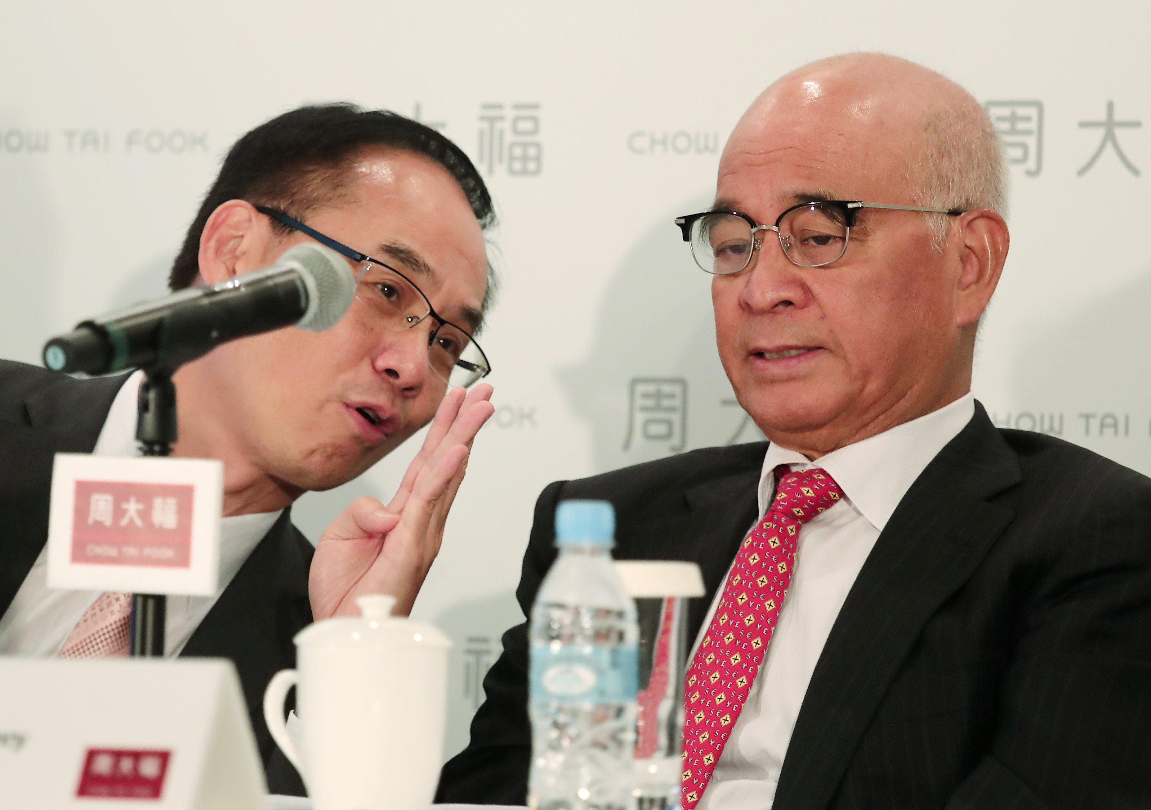 Kent Wong Siu-kee, managing director of Chow Tai Fook Jewellery, left, and Henry Cheng Kar-shun, the company’s chairman, at its annual results announcement in Hong Kong on Thursday. Photo: Jonathan Wong