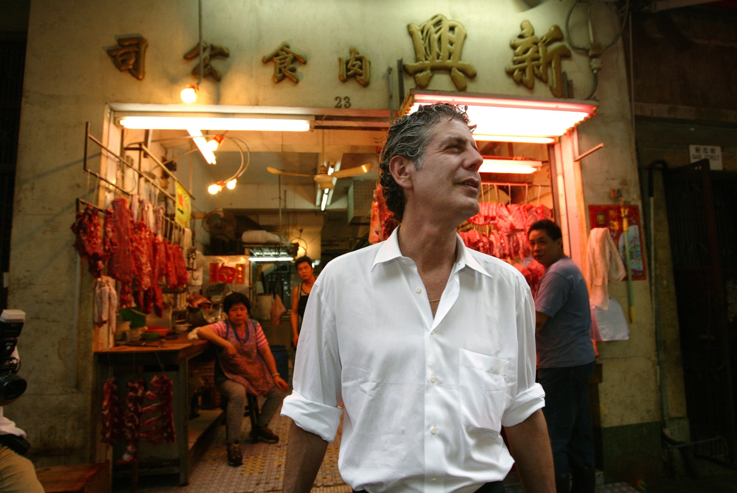 Anthony Bourdain walking through the wet markets of Hong Kong on his food tour of the city in 2005. Photo: Dickson Lee