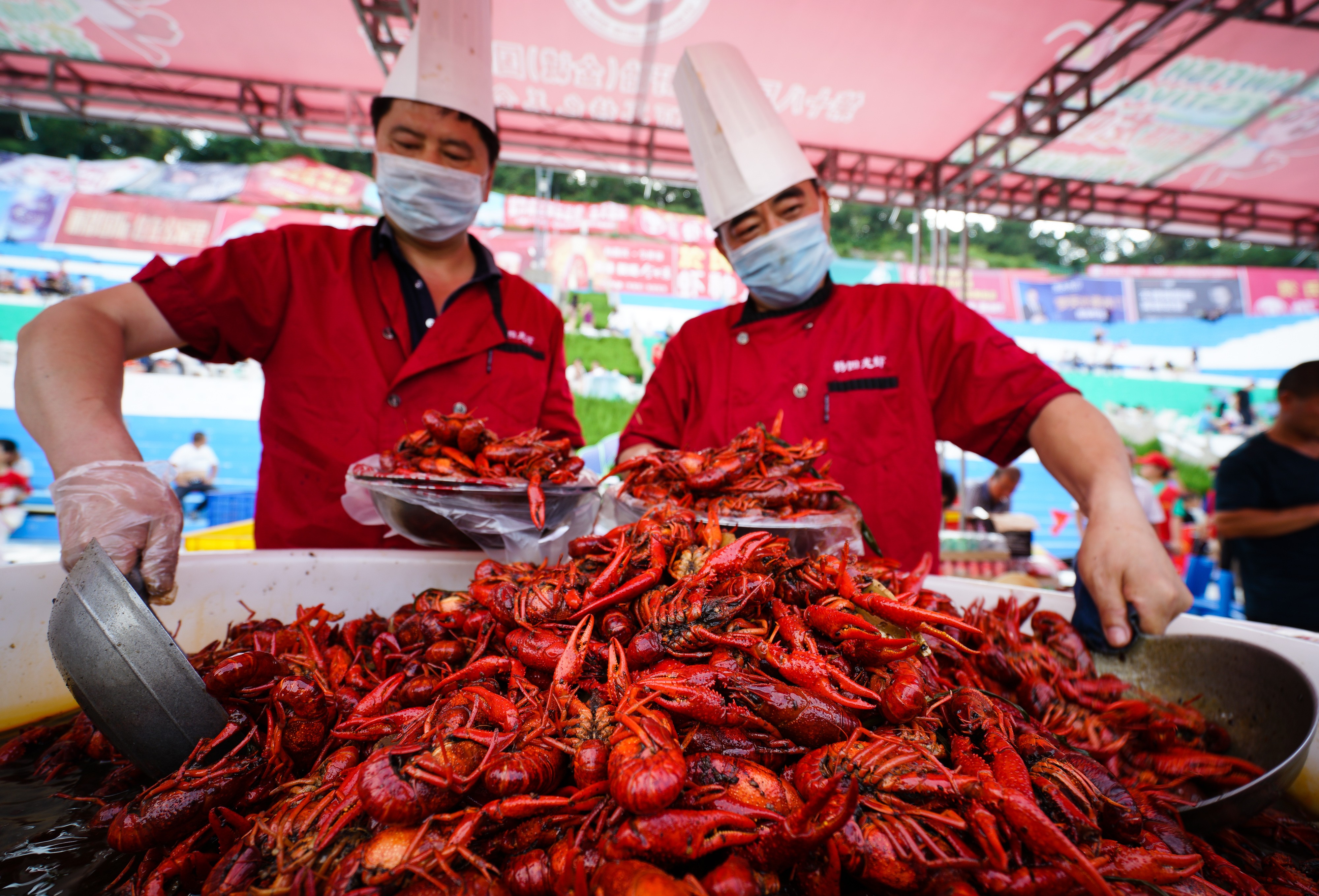 Vendors at a crayfish banquet in Xuyi, east China's Jiangsu Province, on June 13, 2018. The crustacean has become an enormously popular delicacy in recent years. Photo: Xinhua