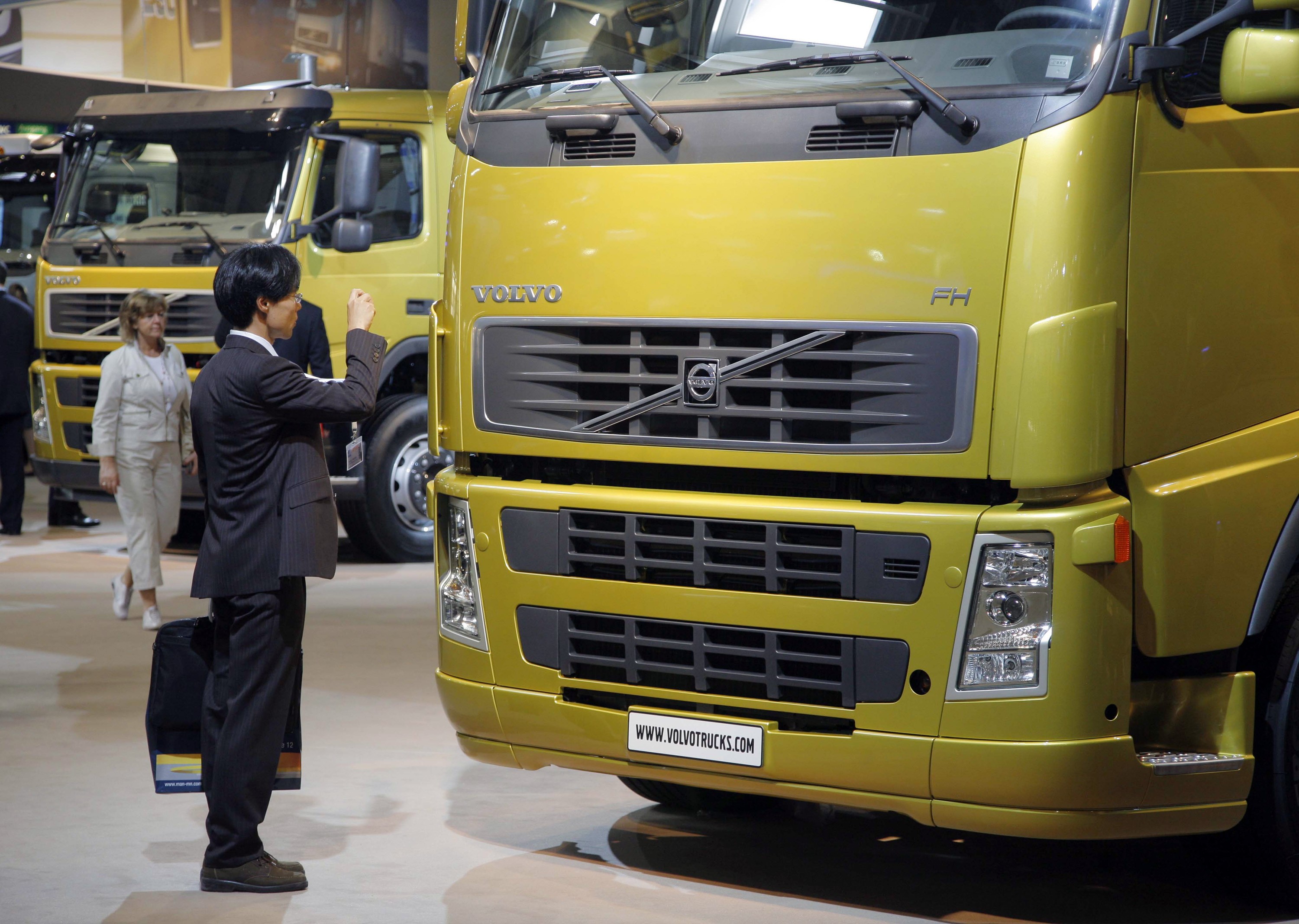 A visitor looks at a Volvo truck at the IAA Commercial Vehicles Show in Hanover, Germany on September 20 last year. Photo: Bloomberg News
