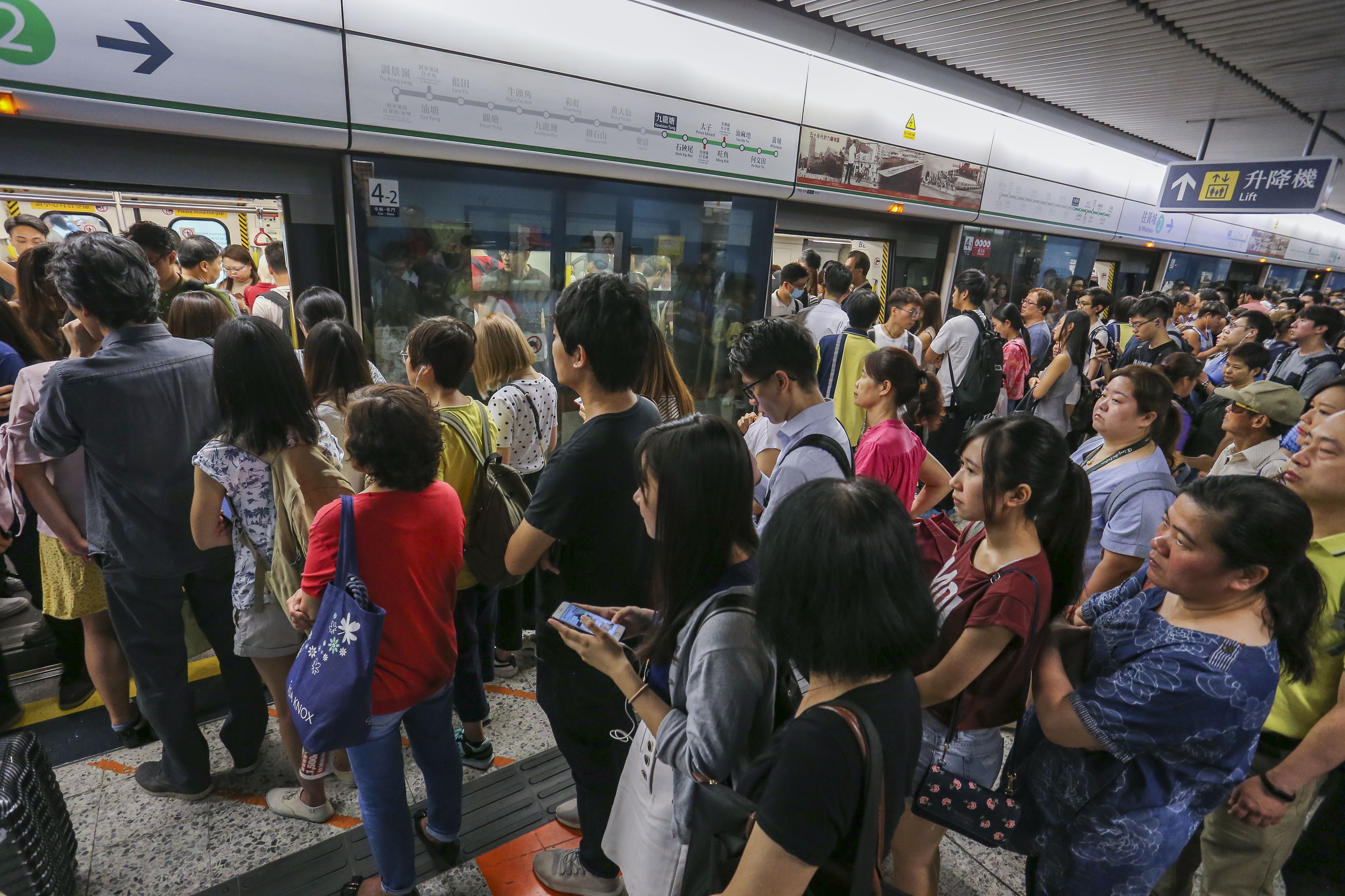 Commuters queue for a train during peak hours at Kowloon Tong station on May 25. The MTR Corp, which operates the city’s rail system, has been embroiled in a series of controversies over shoddy work recently. Photo Dickson Lee